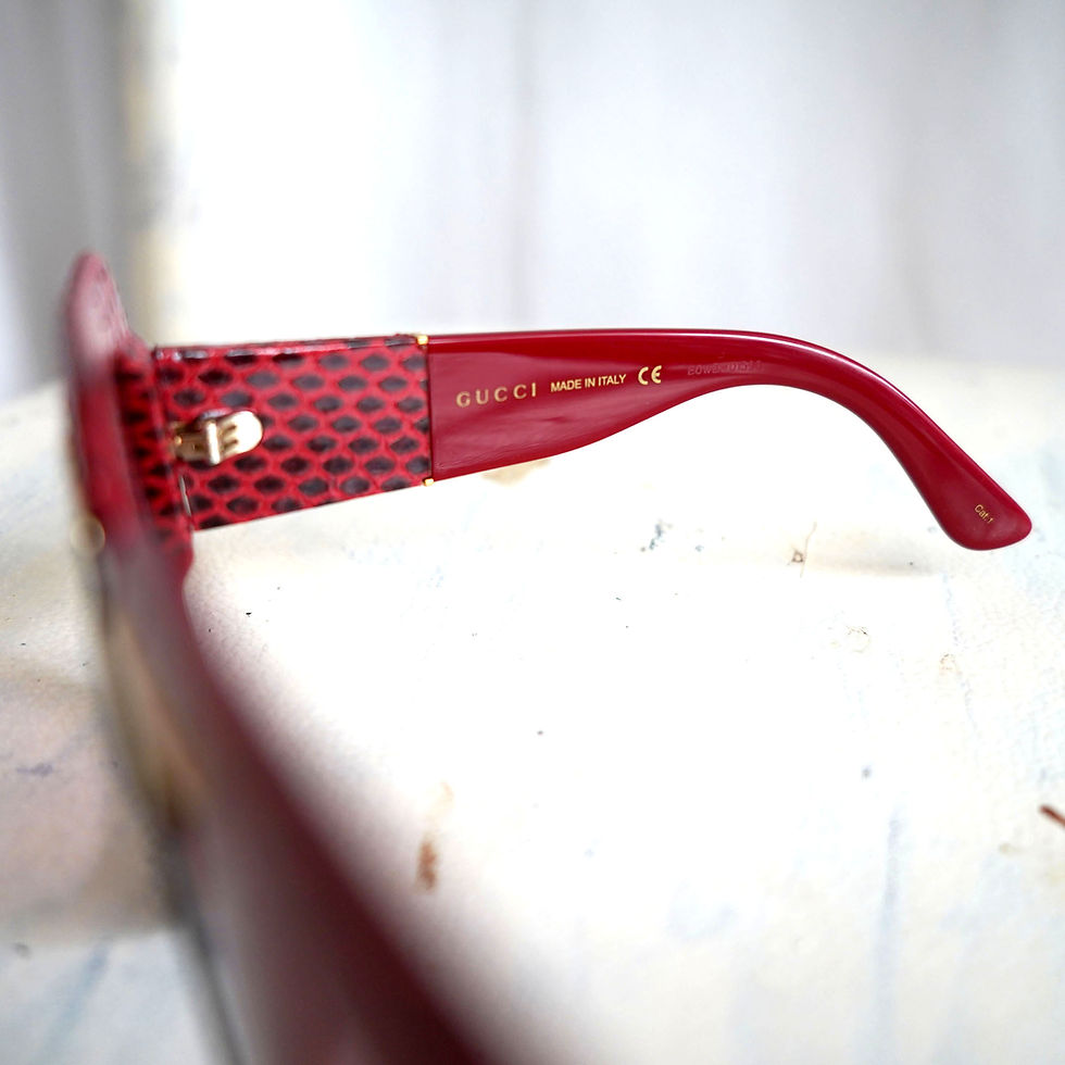 縮圖：Gucci Snakeskin sunglasses in red color.  Unique and retro style good for your occasional use or summer beach time.