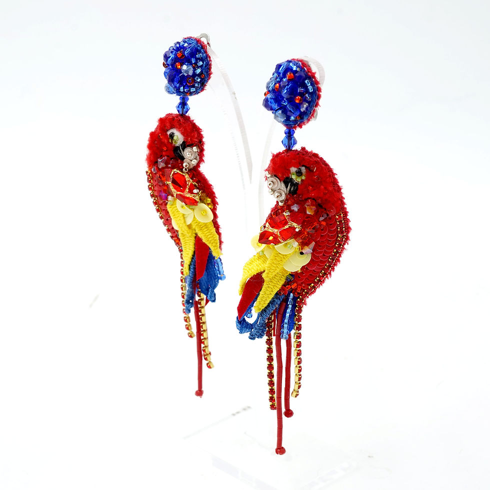 Miniaturbild: French Hand-Embroidered Baroque Red Macaw Earrings side shot