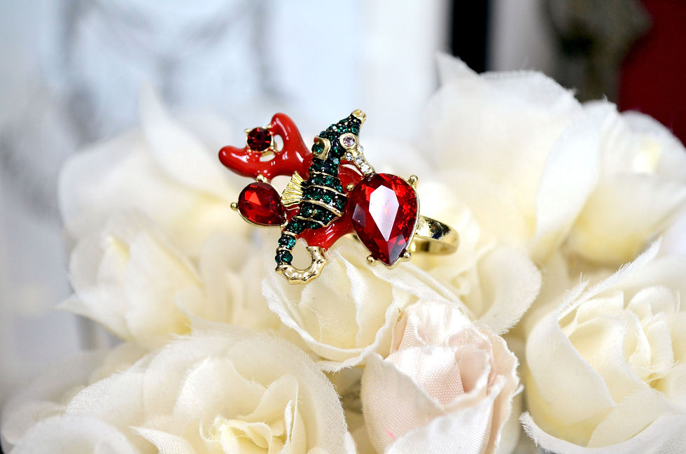 サムネイル： 紅色珊瑚綴綠色寶石海馬合金戒指