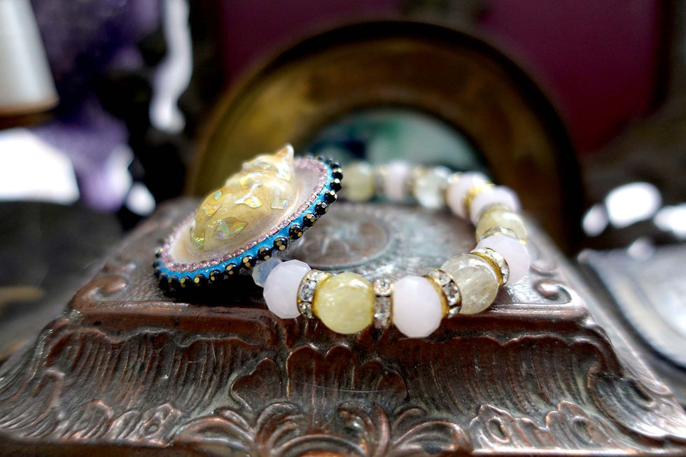 縮圖：仿陶瓷塑膠奶黃色睡覺貓咪綴閃片裝飾金髮晶粉間水晶配閃鑽圈手鍊