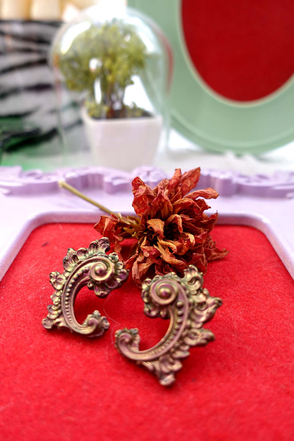 Miniaturbild: TIMBEE LO 金屬風幻彩金色紫色宮廷風巴洛克Baroque雕花耳釘耳環 的副本