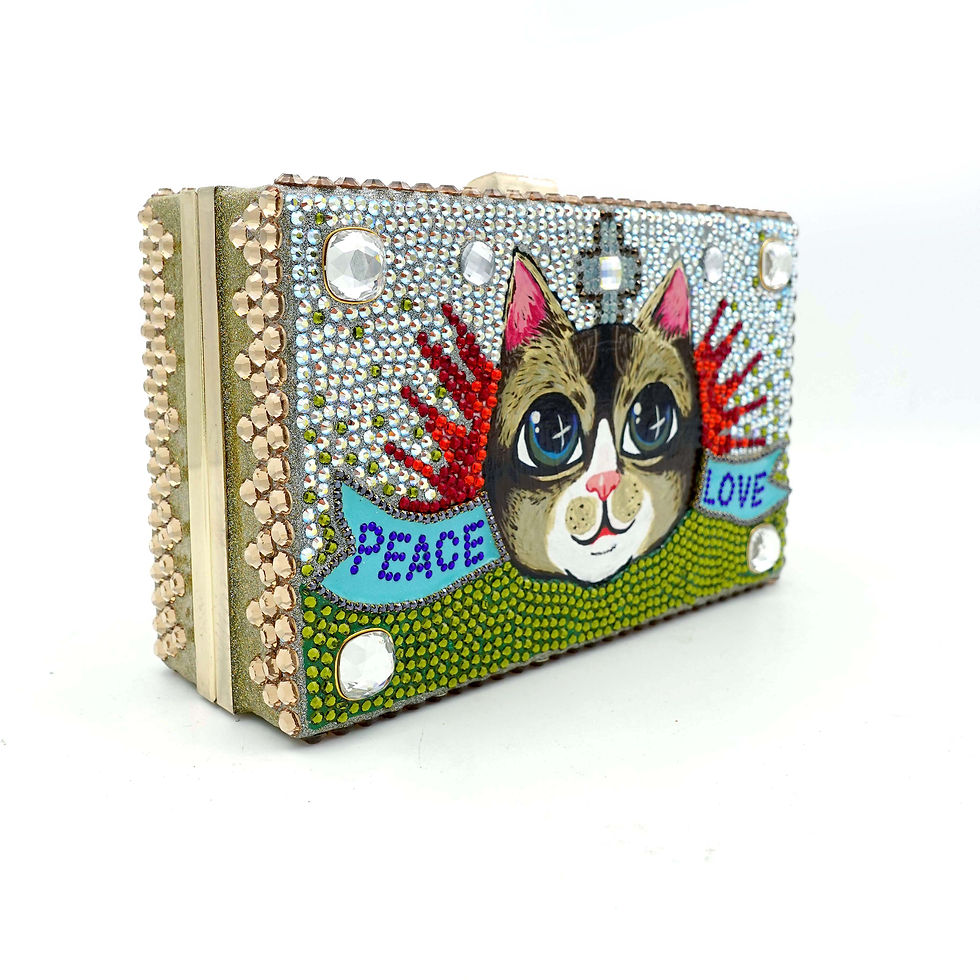 Miniaturbild: 【CUPID】Golden Swarovski Crystals w/ Cat Painting in Wooden Clutch  【邱比特系列】金色手工琺瑯綴施華洛水晶手繪貓咪手拿盒    Cat Pattern - Hand Painting