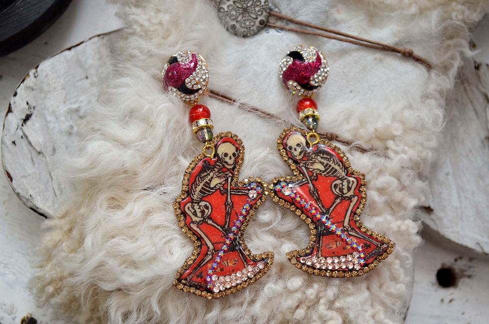 縮圖：TIMBEE LO 紅色骷髏骨人木片綴施華洛水晶耳環 Red Skeleton Wooden Earrings