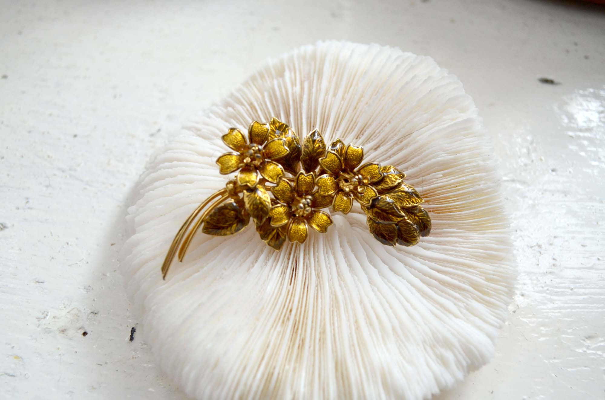 金色小菊花琺瑯胸針扣針 高貴優雅復古 日本中古二手珠寶首飾