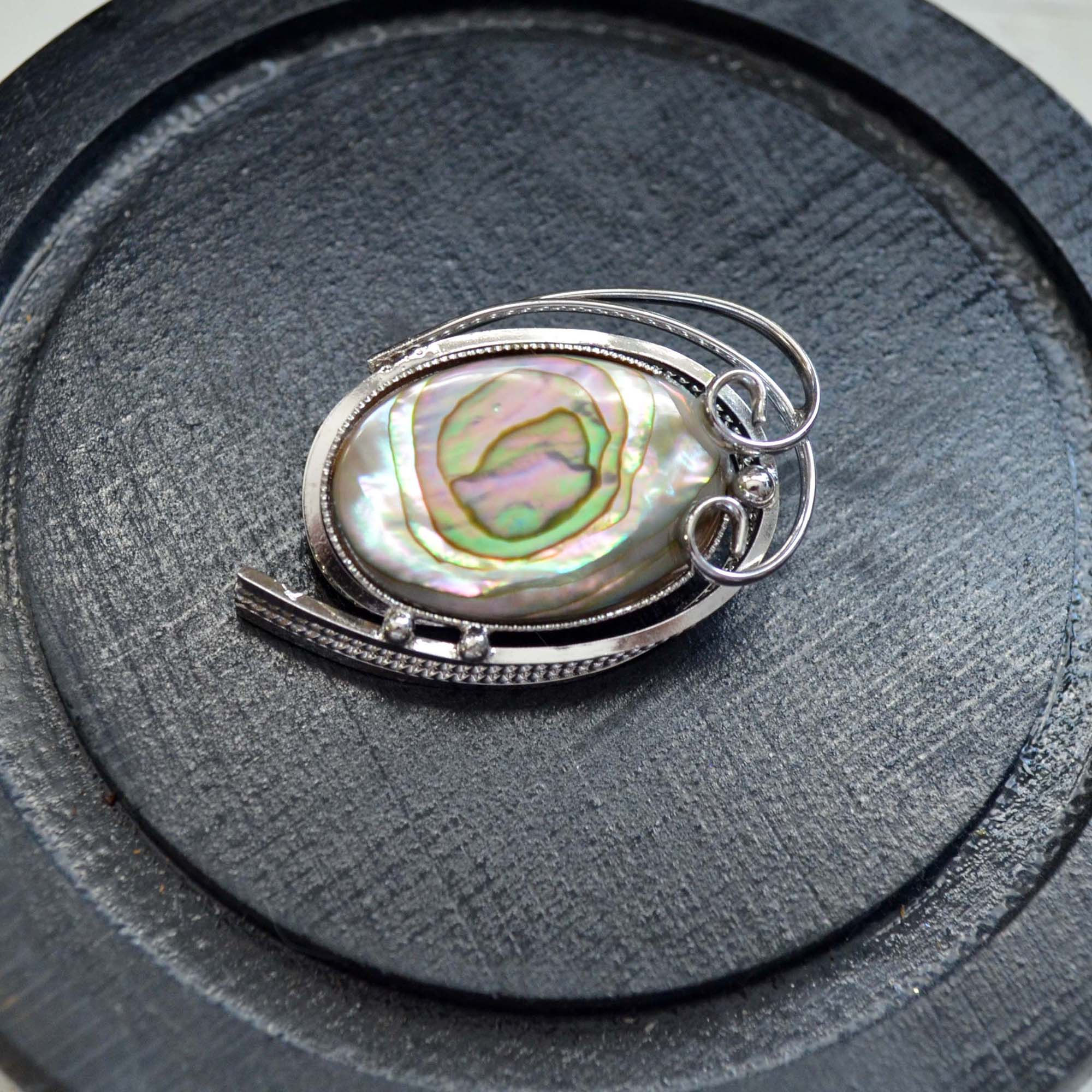 日本高級品拋光幻彩貝殼銀色胸針 高貴優雅 日本二手中古珠寶首飾