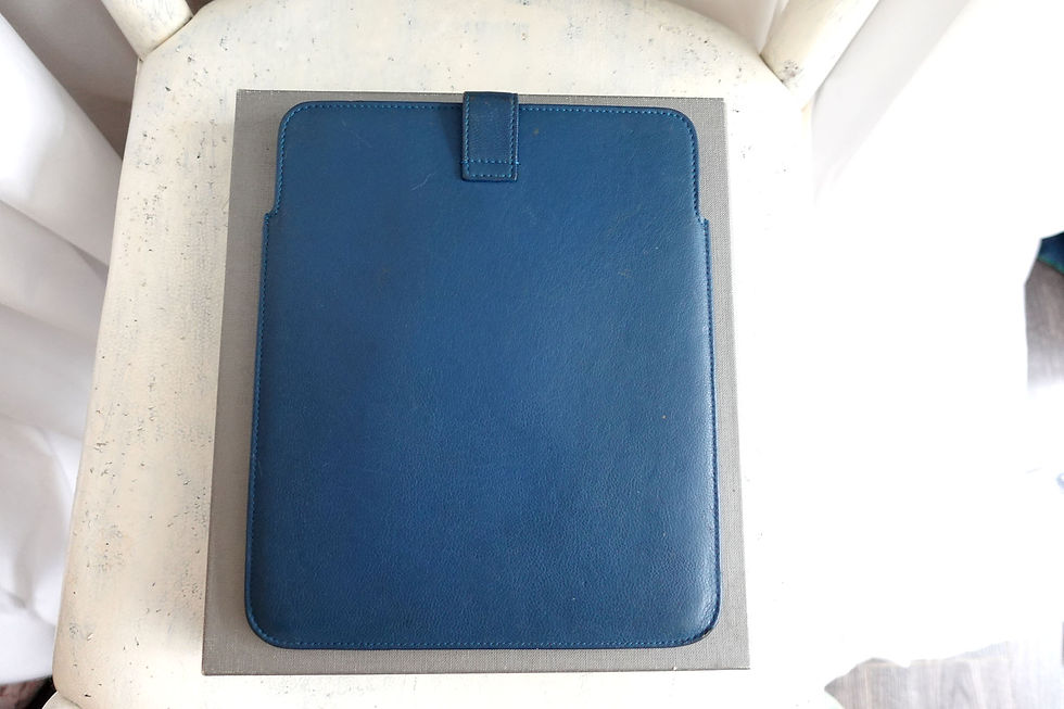 サムネイル： ALEXANDER MCQUEEN's classic gold skull blue cowhide IPAD case has scratches
