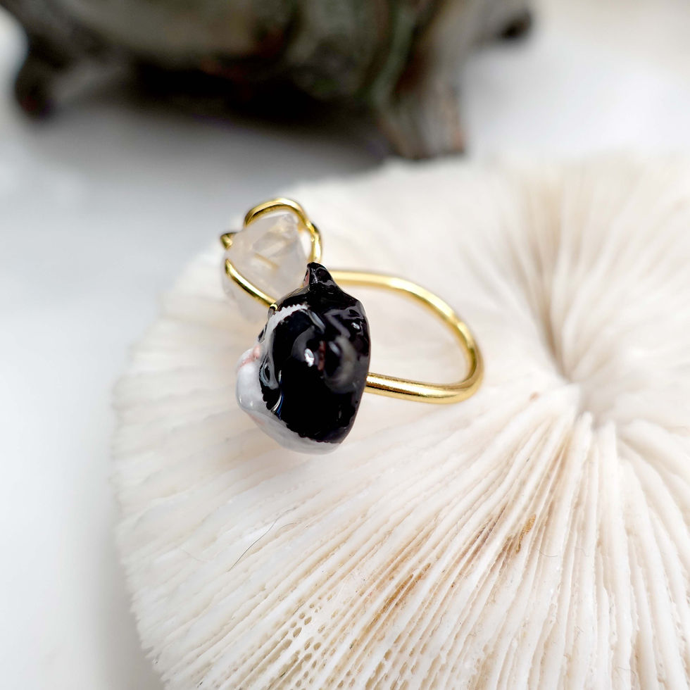 섬네일: 手繪立體黑白貓咪綴天然白水晶戒指 鍍9K真黃金 輕珠寶可調整尺寸