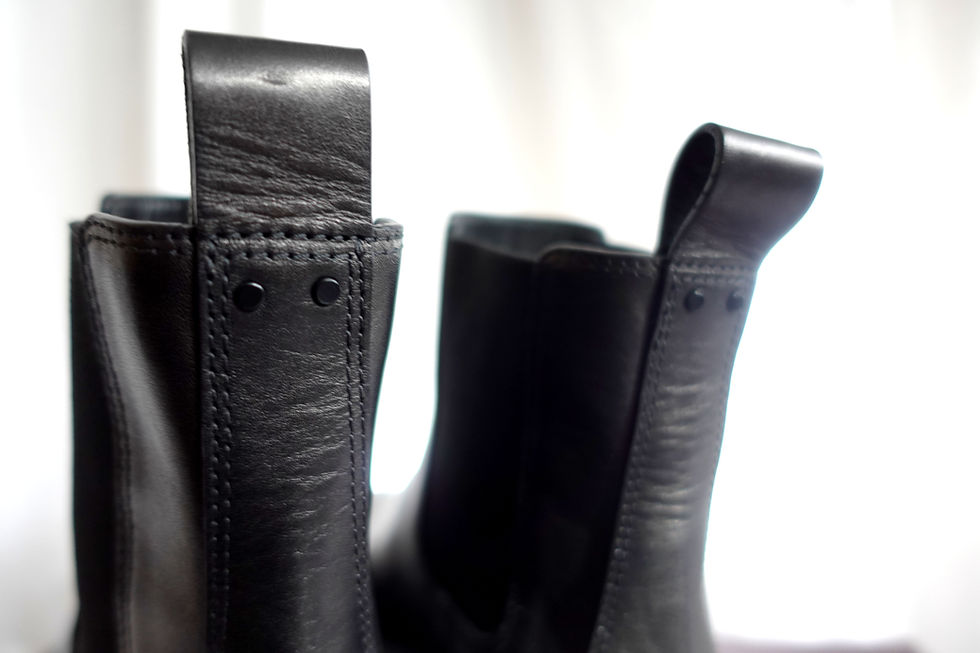 Miniature : Size 43 VALENTINO Black simple leather platform boots with a large LOGO in the back