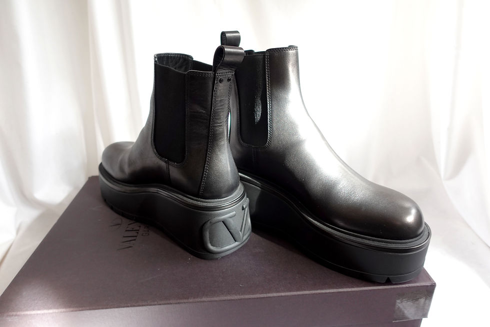 Miniaturbild: Size 43 VALENTINO Black simple leather platform boots with a large LOGO in the back