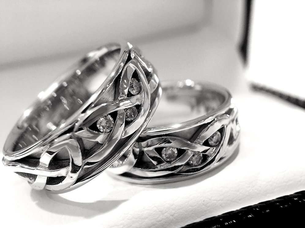 14k White Gold Celtic Knot Ring with Three Diamond Stone Setting 8mm