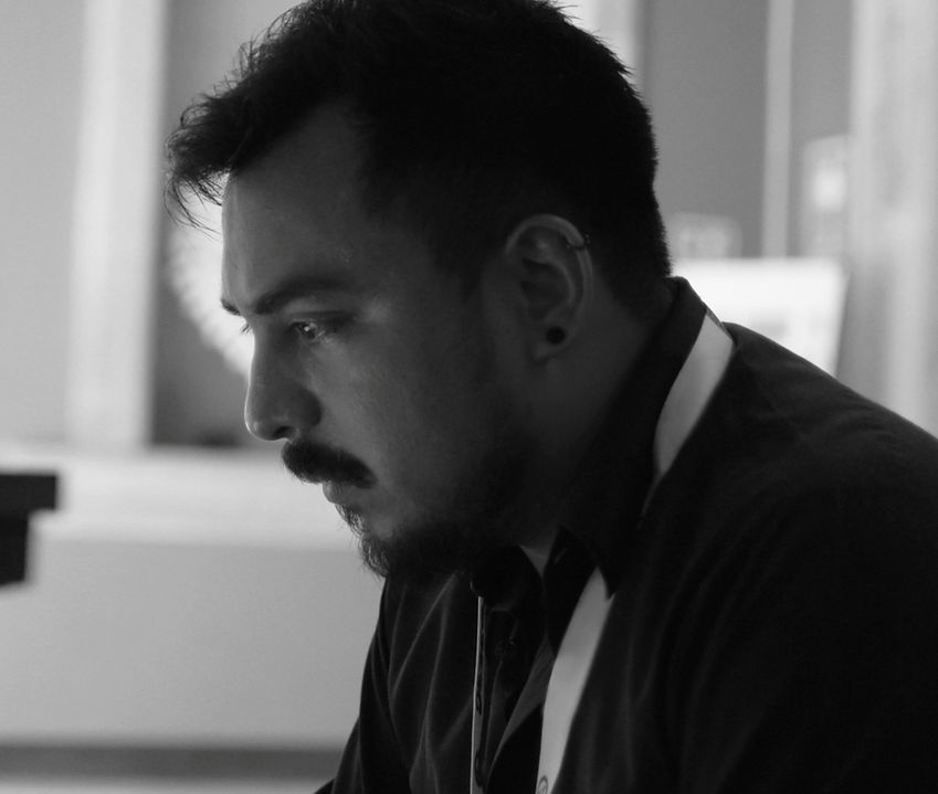 Retrato en blanco y negro de Amaury Castro, profesional de diseño gráfico, marketing digital, fotografía y desarrollo web.