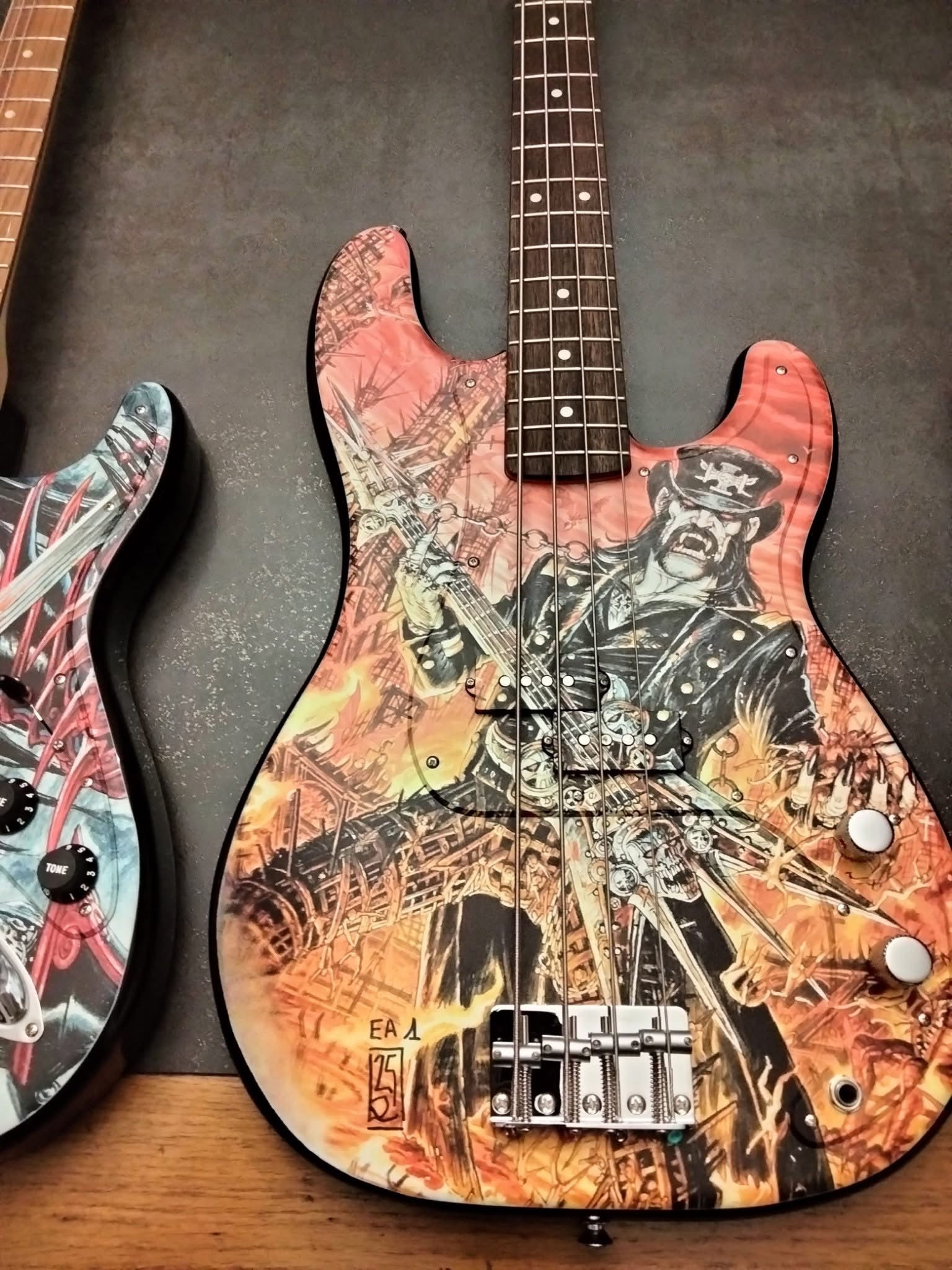 Guitare basse fender standard ou player precision « Lemmy » par olivier ledroit