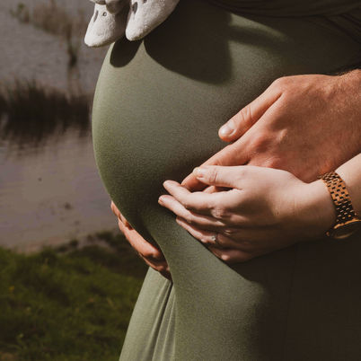 gros plan sur le ventre d'une femme enceinte