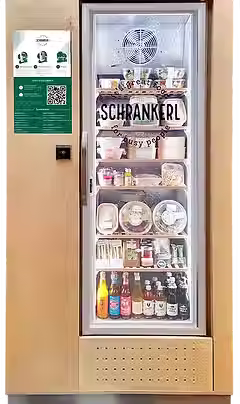 Schrankerl Kühlschrank mit frischen Gerichten im Büro