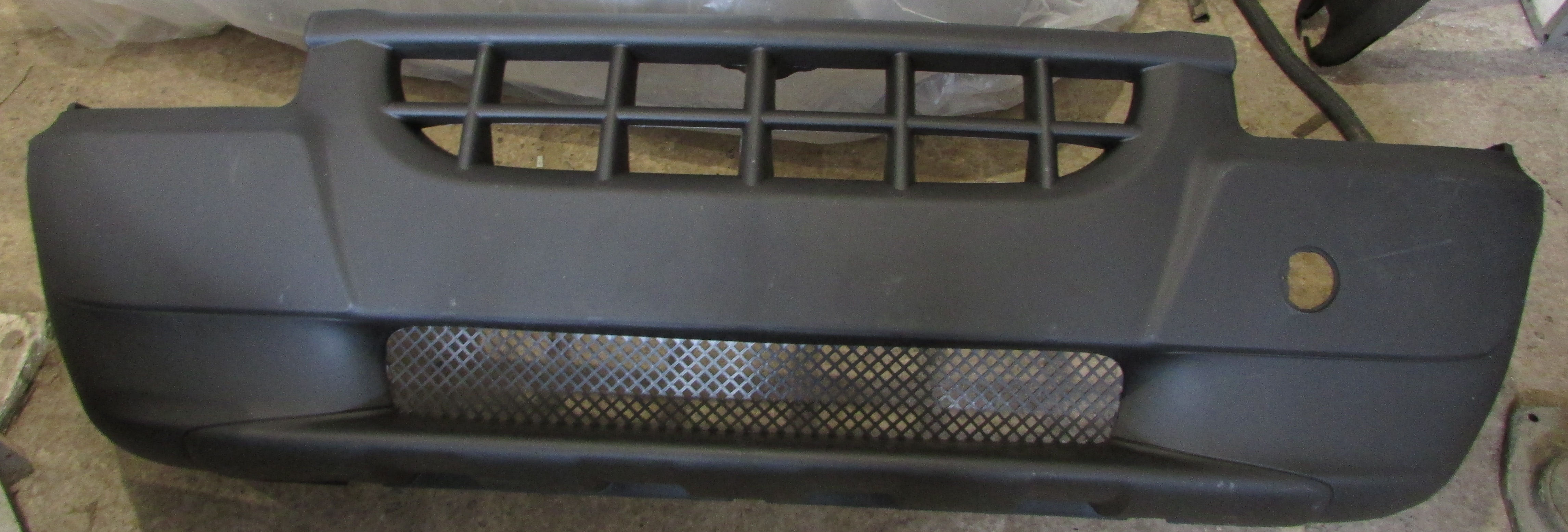 Бампер передний новый FD001-707-008