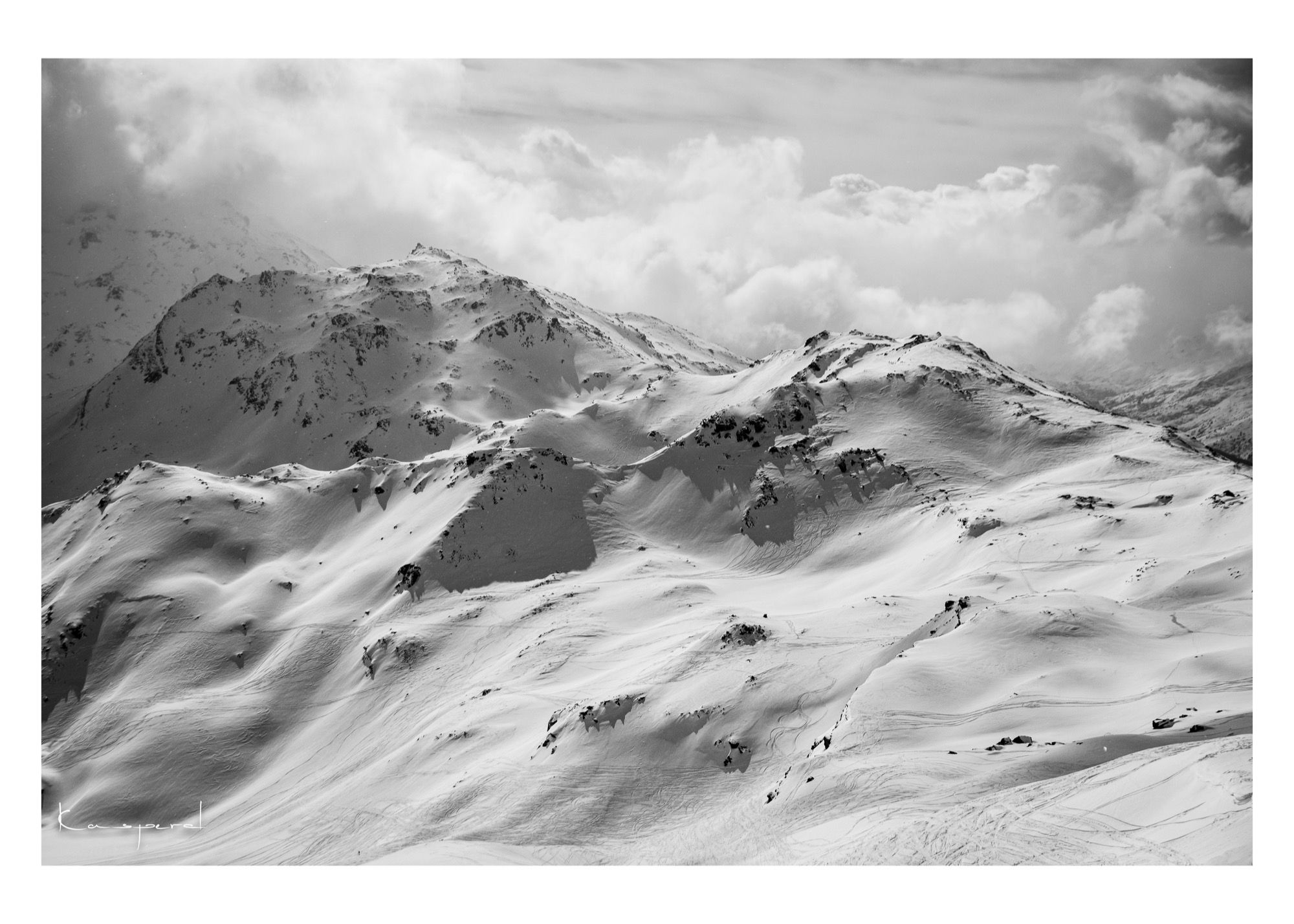 Jeu d'ombres et lumière réalisé par le soleil et de beaux nuages sur des sommets enneigés des Alpes