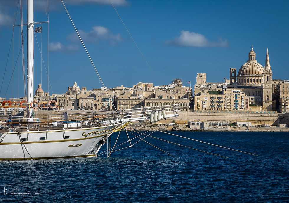 Miniature : Bateau amarré dans le port de Sliema face à La Valette, majestueuse capitale de Malte