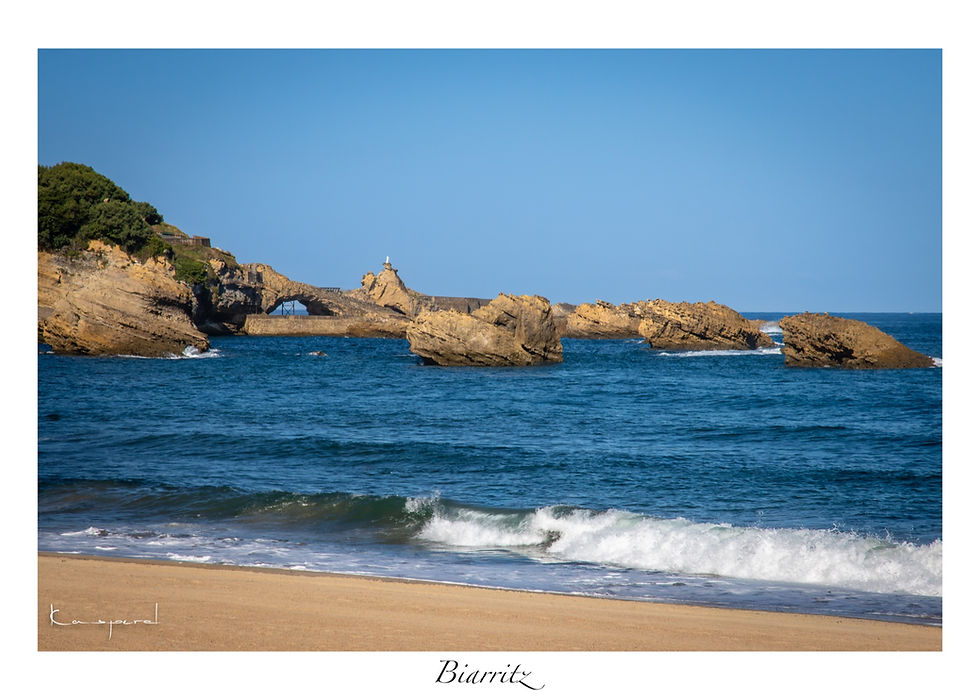 Plage de Biarritz face à l’océan Atlantique avec les rochers de la côte basque.