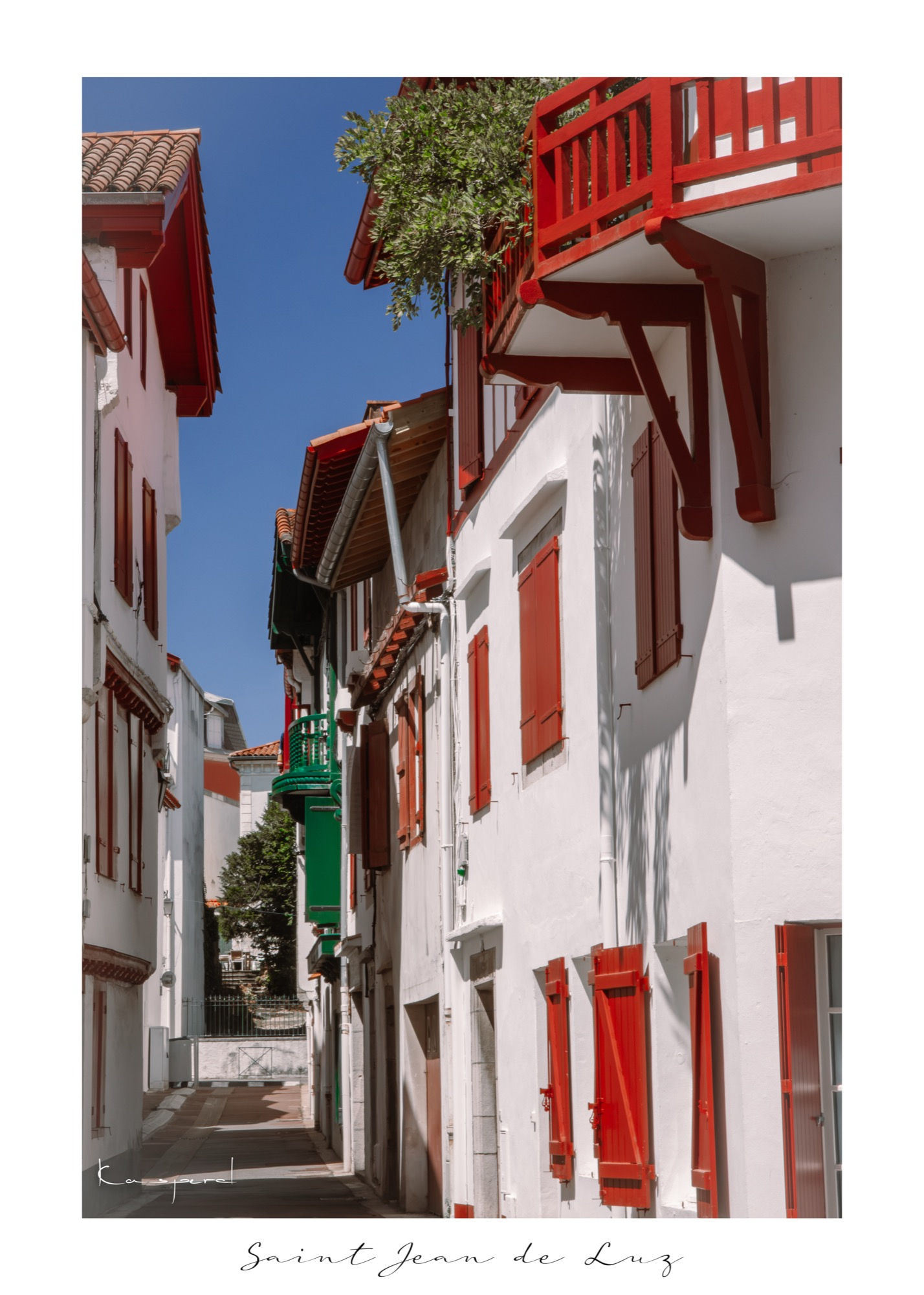 Ruelle de Saint-Jean-de-Luz bordée de maisons traditionnelles.