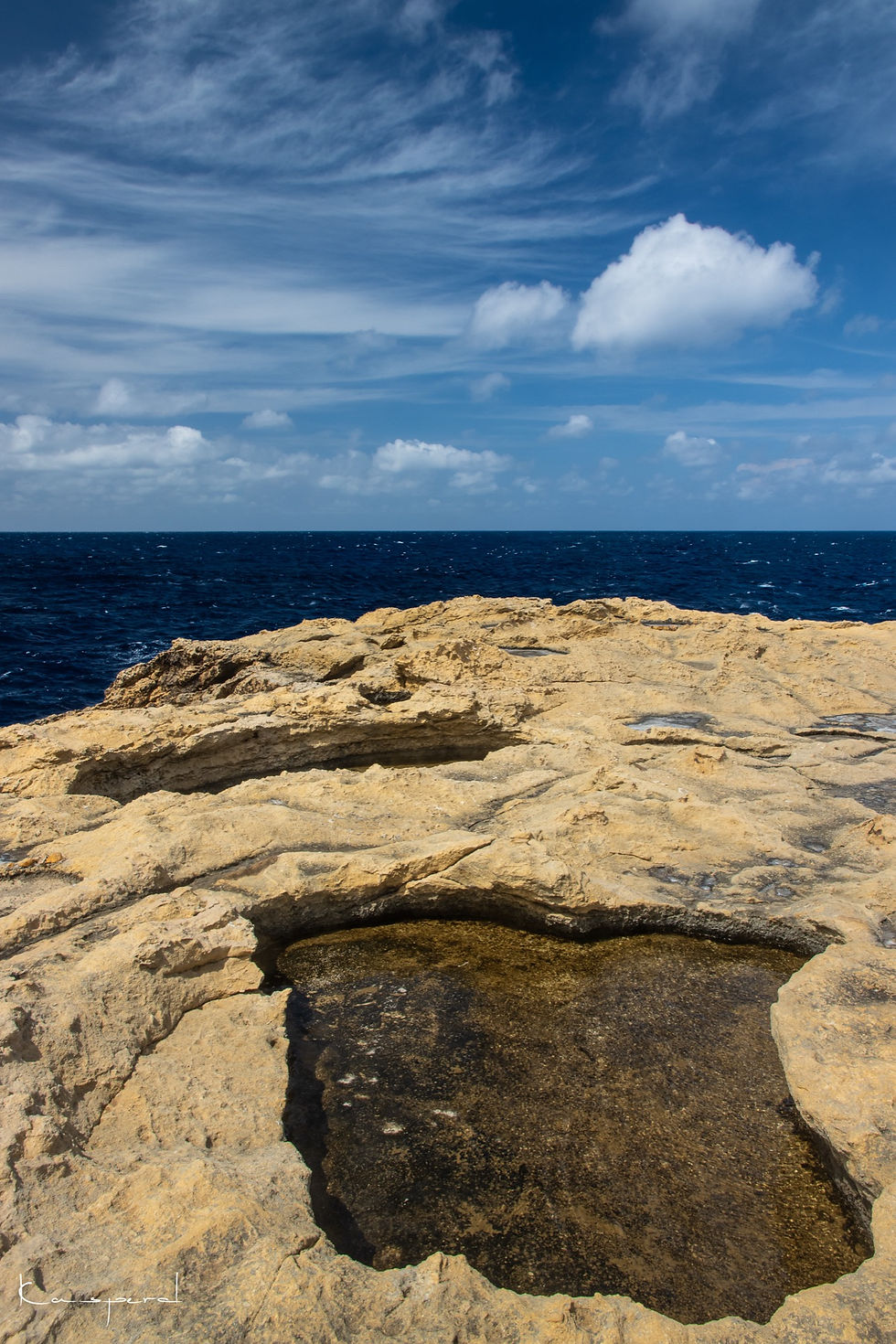 Miniature : Trous dans la roche sur le sommet des falaises de calcaire de Gozo