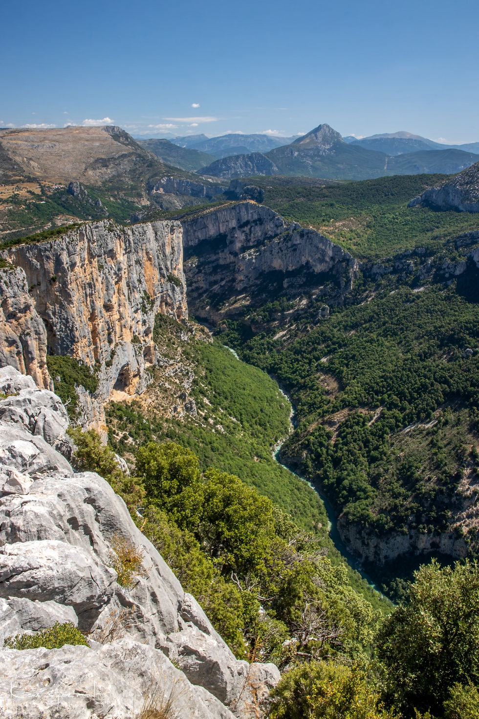 Miniature : Vaste panorama sur les Gorges du Verdon et les hautes falaises qui les entourent