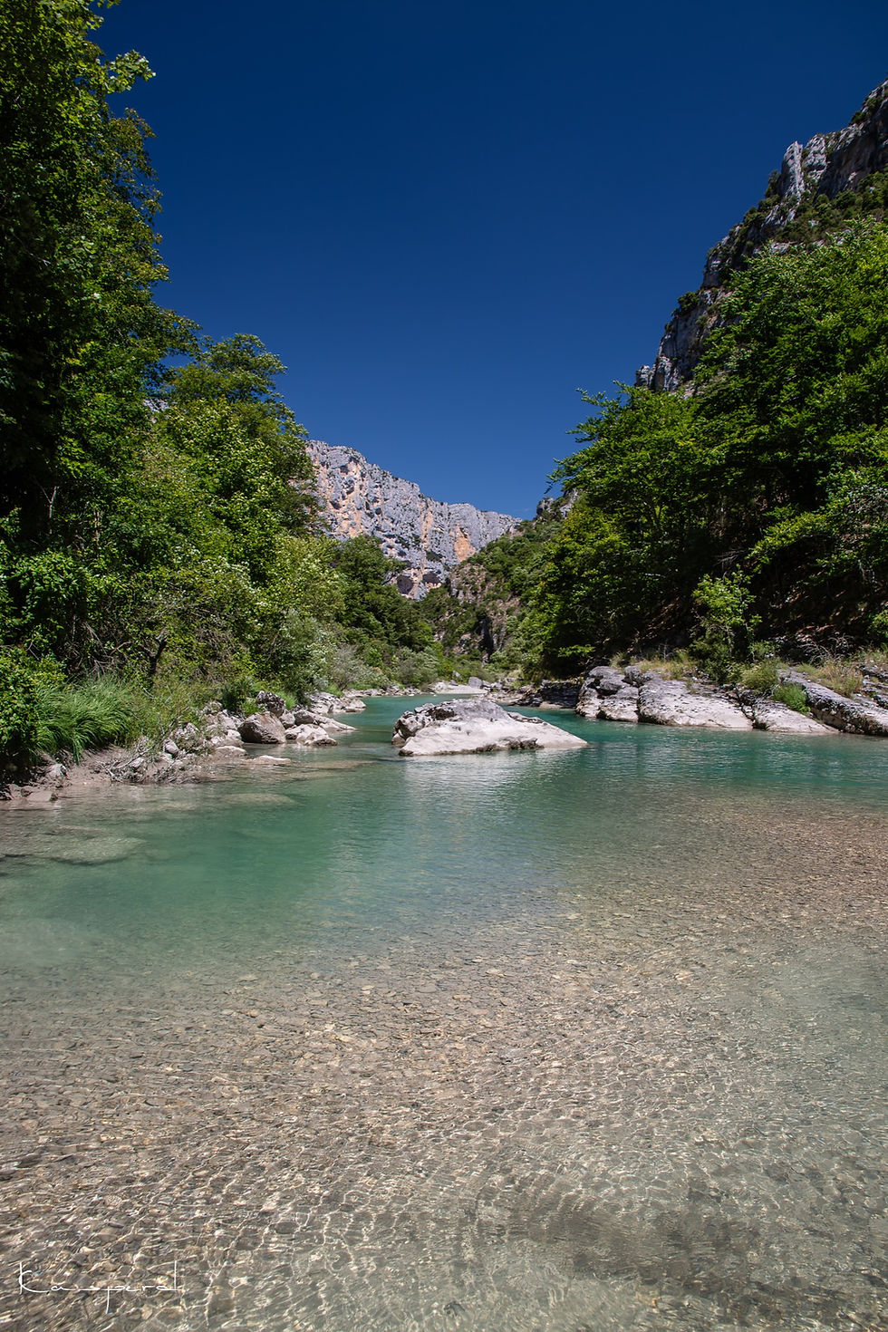 Miniature : La rivière Verdon dans les Alpes de Haute-Provence se fraie un chemin entre de hautes falaises