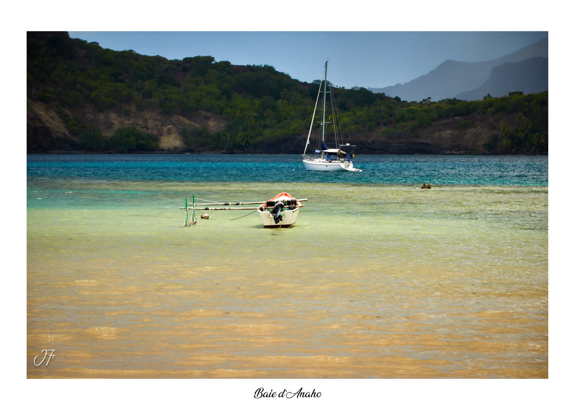 Pirogue à balancier et voilier ancrés dans le lagon de la Baie d'Anaho en Polynésie