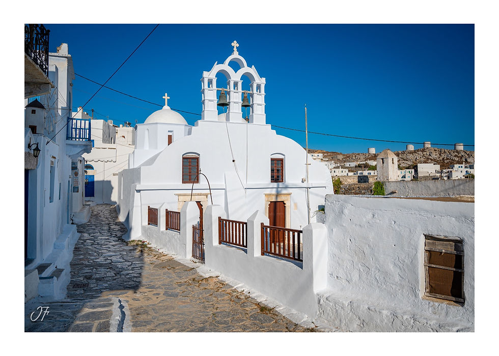 Façade d'une église traditionnelle dans le village de Chora sur l'île d'Amorgos en Grèce