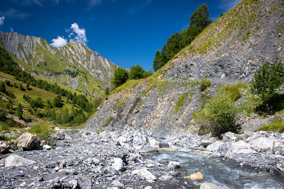 Miniature : Torrent de montagne qui s'écoule entre de majestueux sommets dans les Alpes
