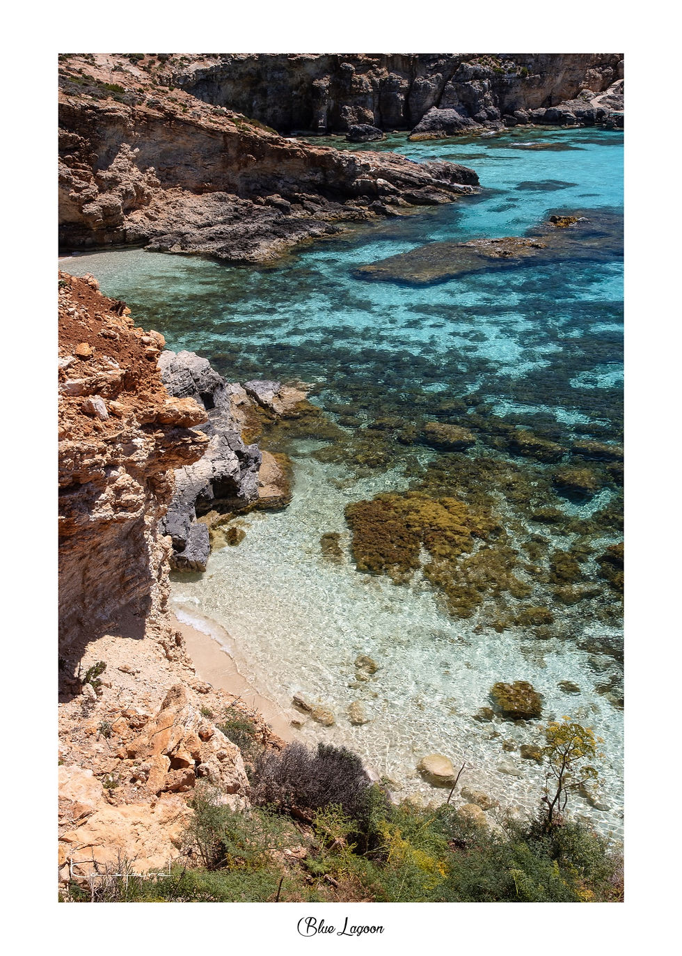 Festival de couleurs entre le orange et le blanc des côtes rocheuses et le bleu et le vert de l'eau du Blue Lagoon à Comino