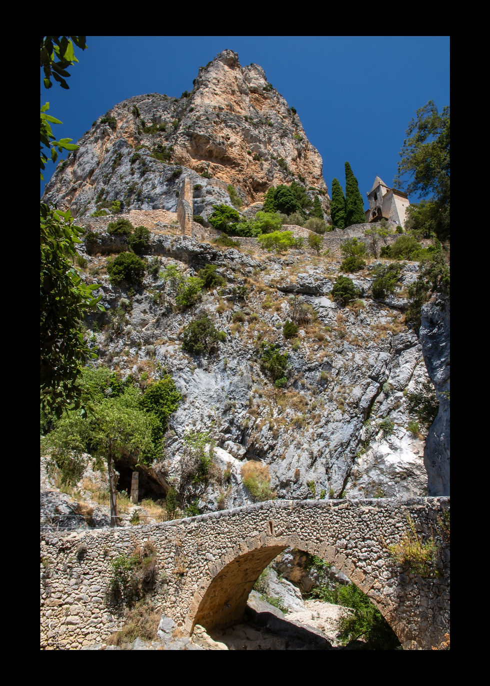 Pont de pierre et escaliers de 262 marches qui mènent à une vieille chapelle Provençale
