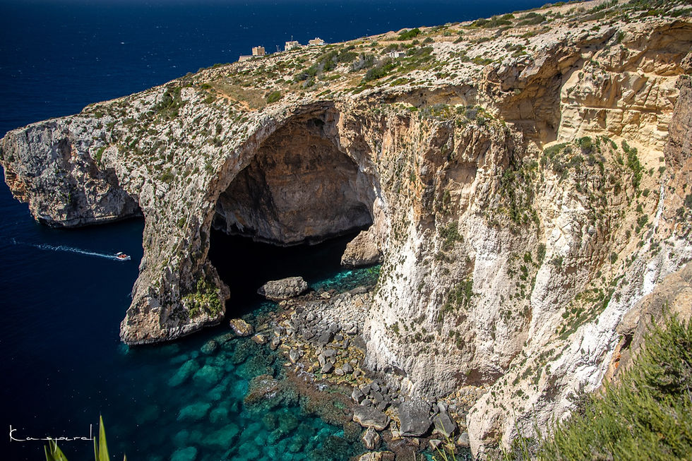 Miniature : Spectaculaire arche de pierre surplombant la Méditerranée et une grotte marine aux eaux cristallines à Malte