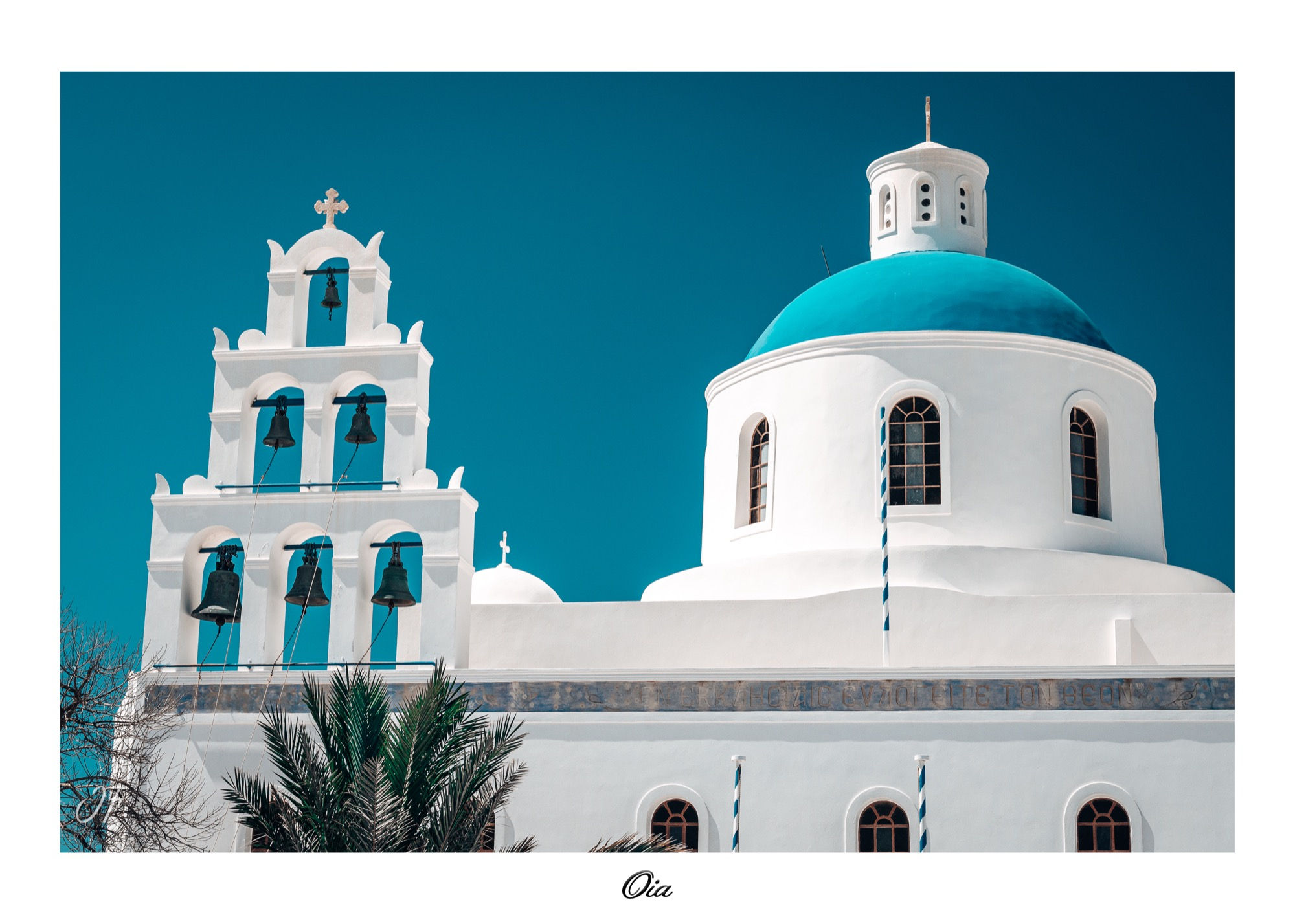 Eglise blanche à dôme bleu dans un village typique en Grèce