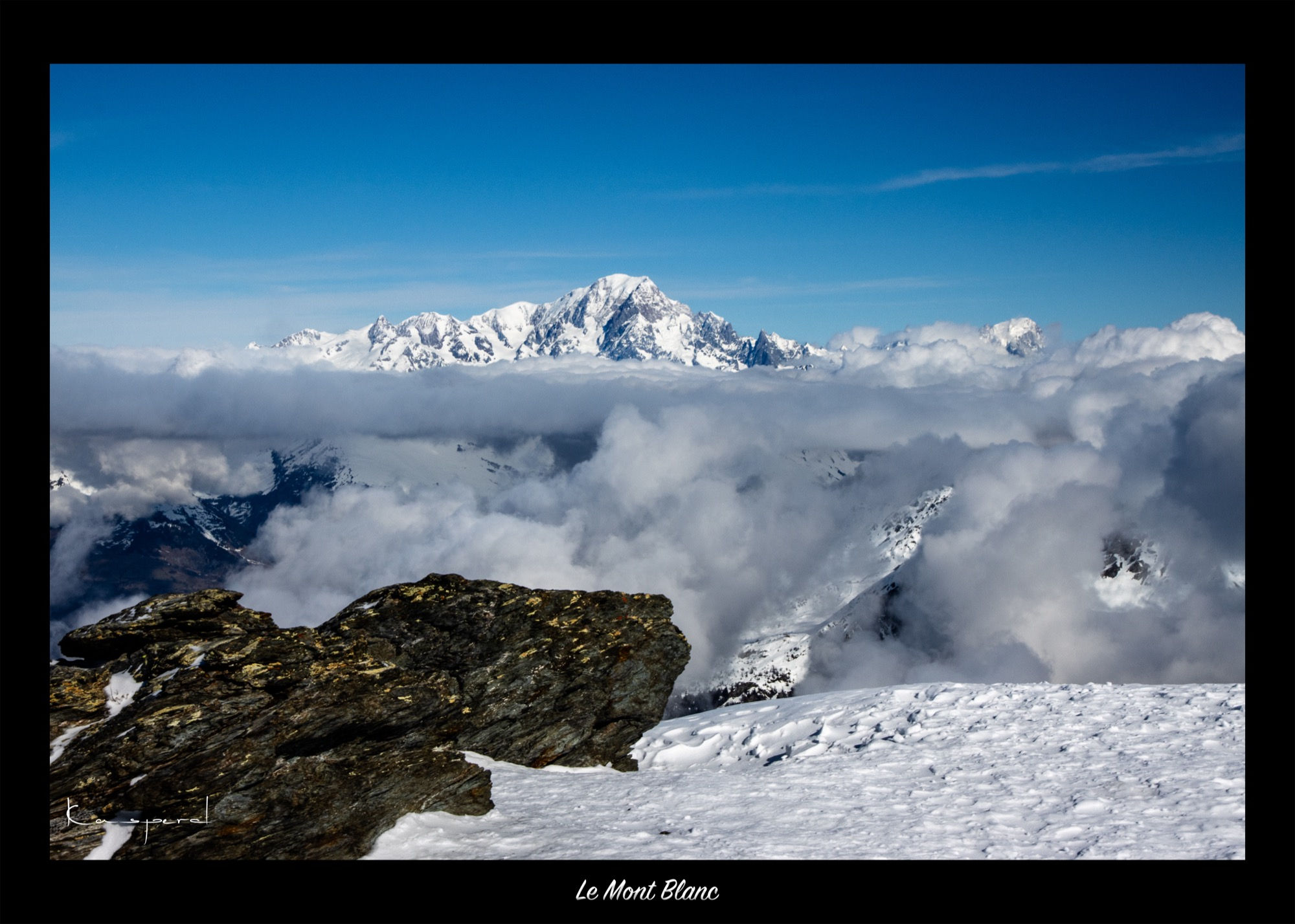 Barre rocheuse, mer de nuages puis apparaît le Mont-Blanc