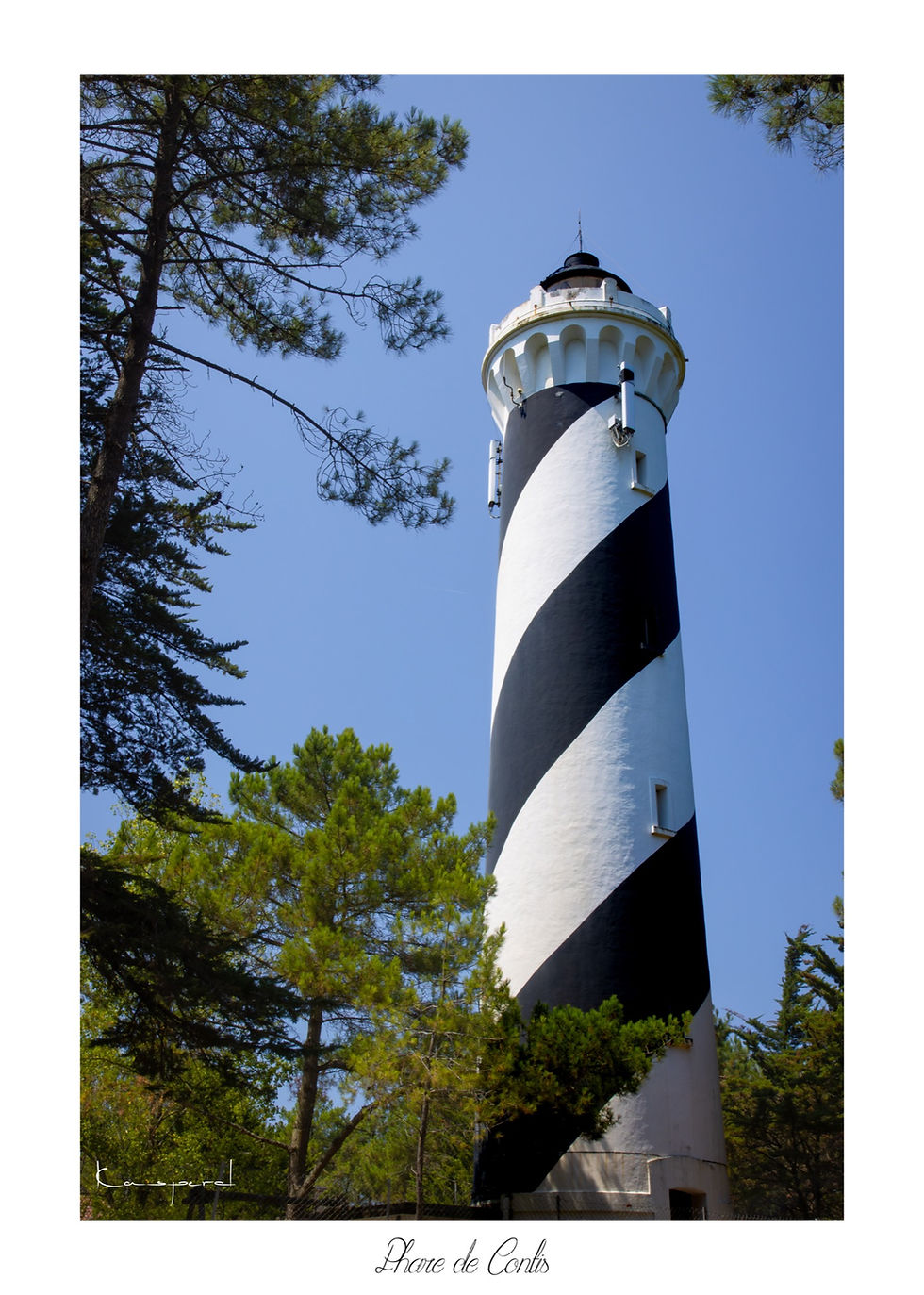 Vue extérieure du phare de Contis sur la côte landaise, monument historique dominant la forêt et l’océan Atlantique