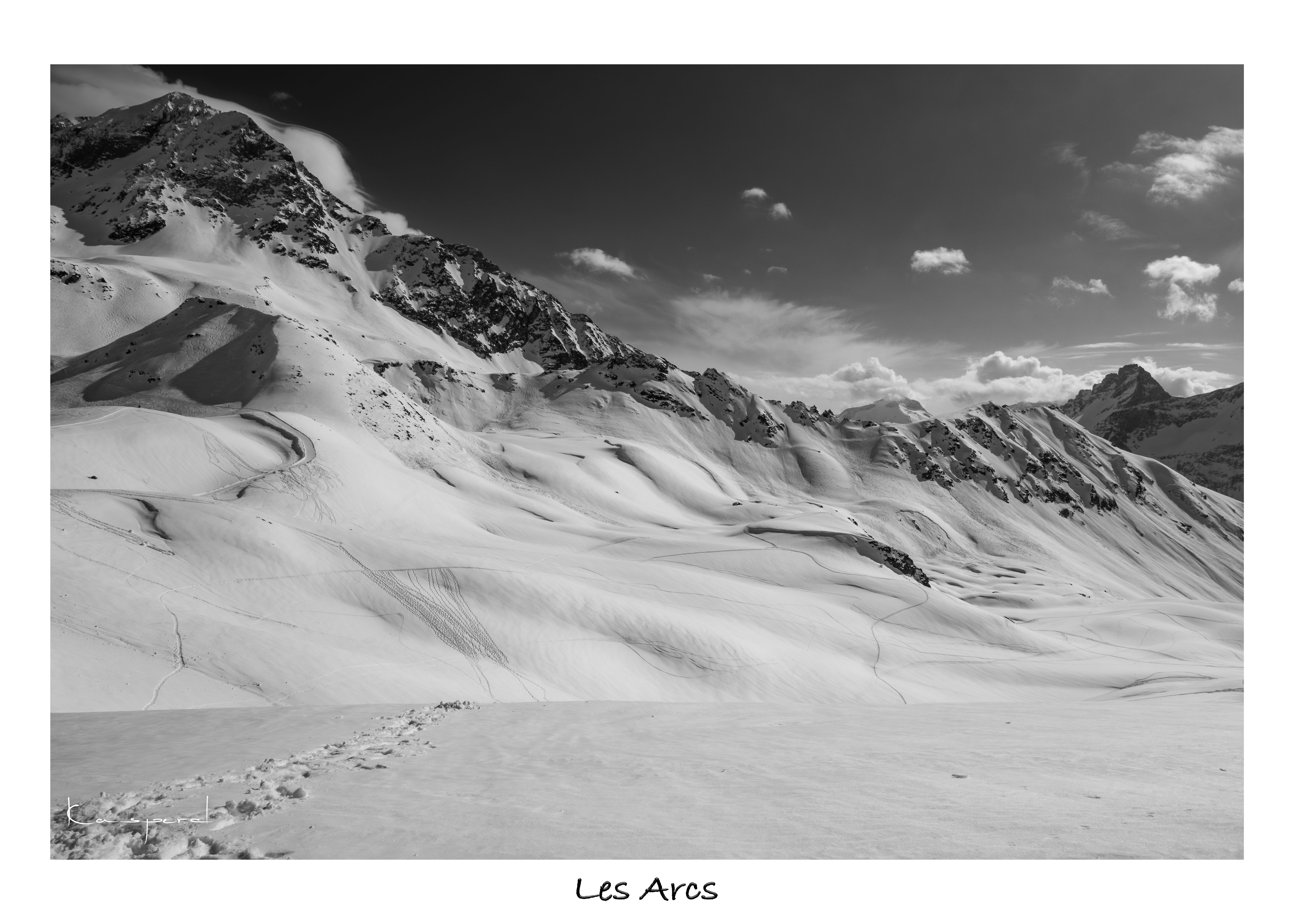Vaste étendue de neige sur les contreforts d'une montagne dans les Alpes