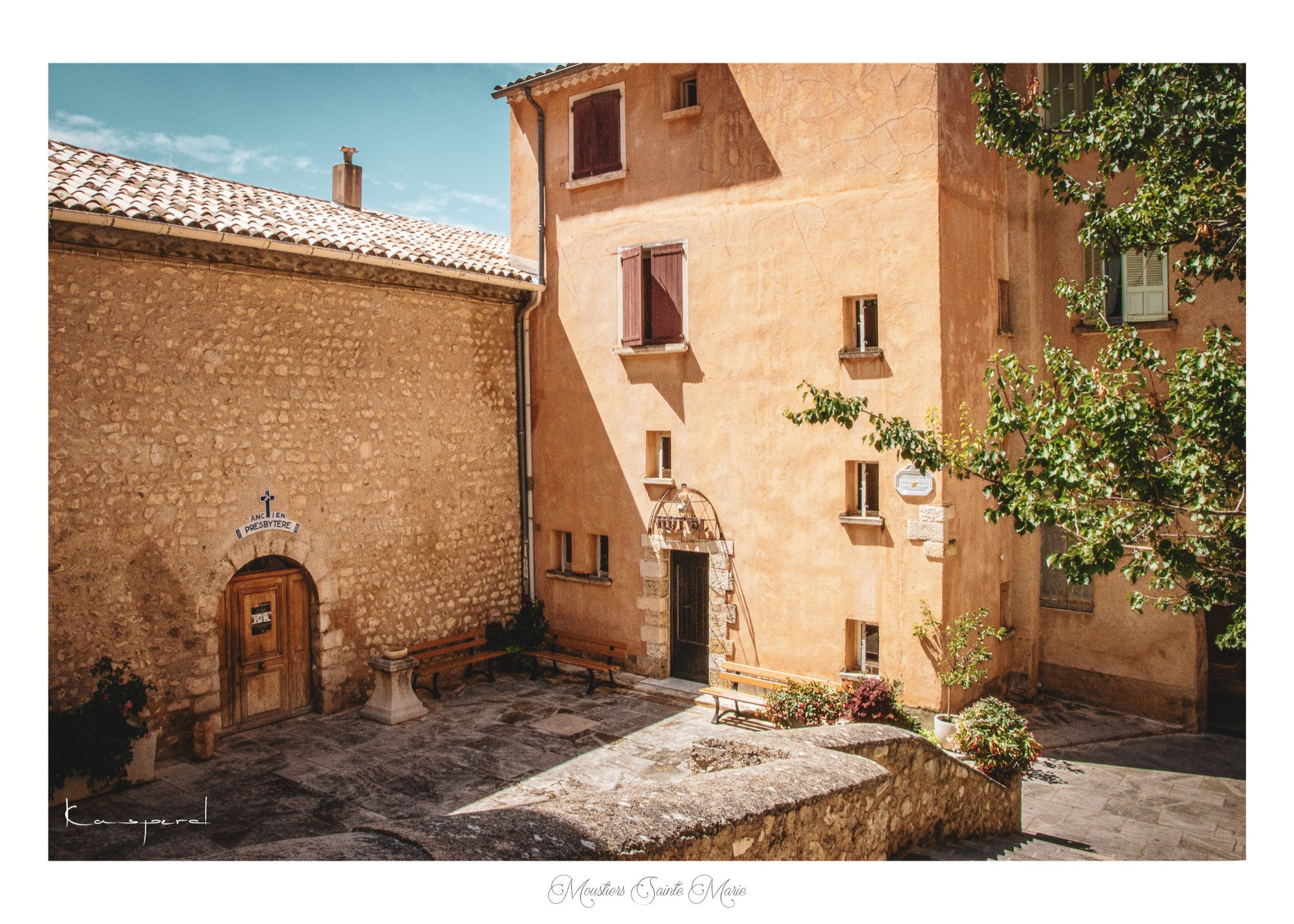 Petite place devant l'ancien presbytère dans un village provençal