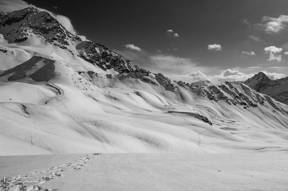 Miniature : Vaste étendue de neige sur les contreforts d'une montagne dans les Alpes