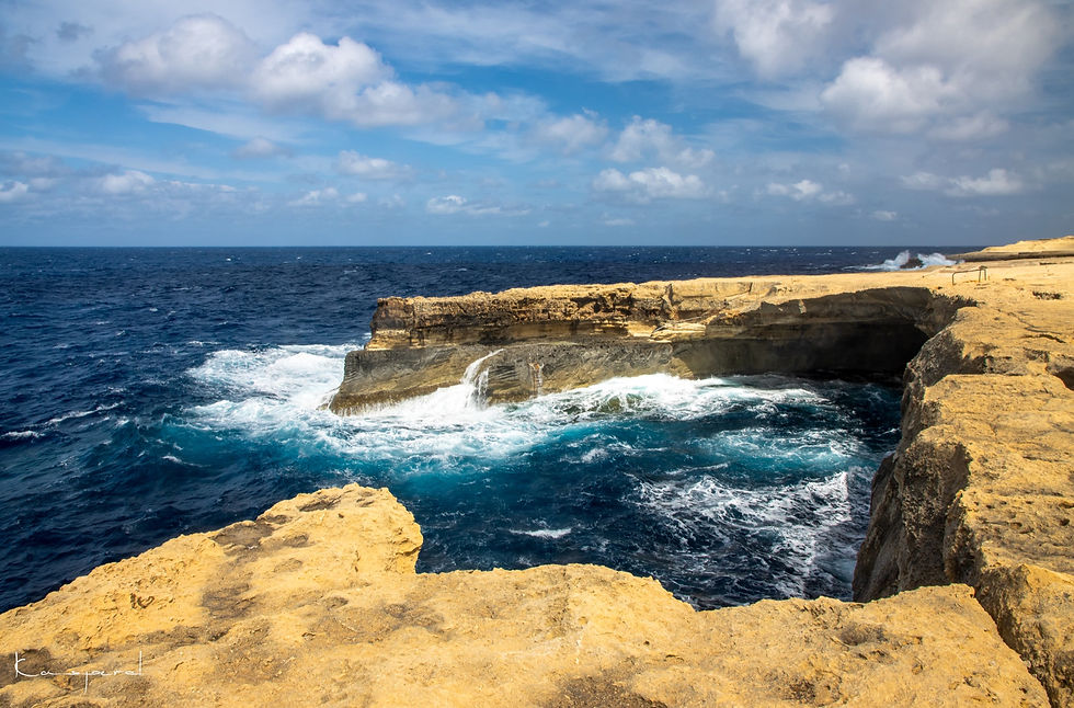 Miniature : Grotte en demi cercle sculptée par l'érosion marine entourée de falaises de calcaire dorées à Gozo
