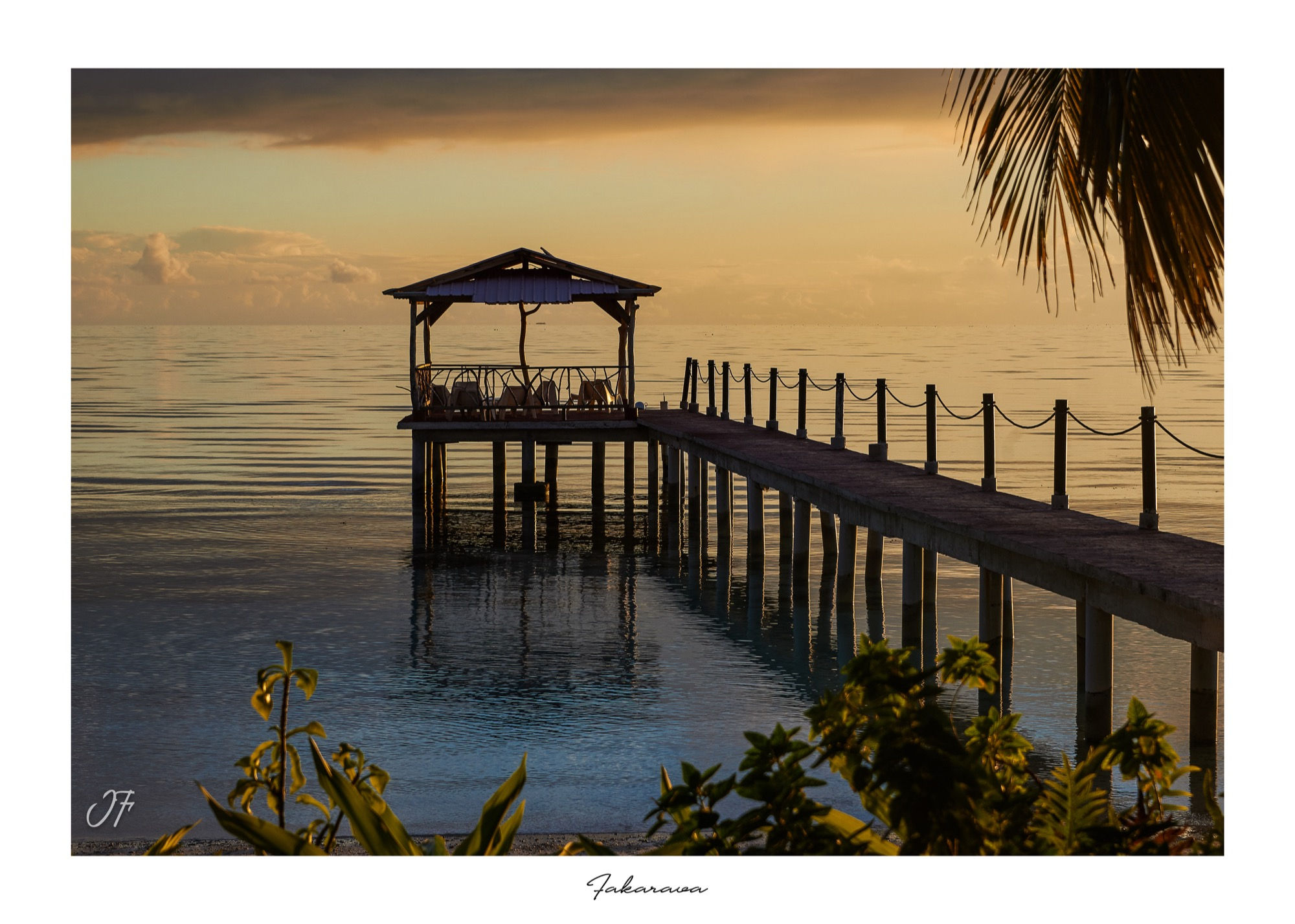 Ponton de bois qui s'avance dans l'Océan Pacifique au coucher du soleil