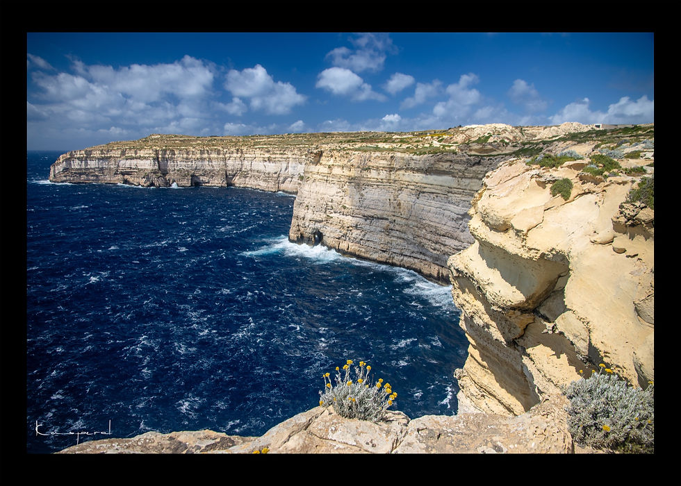 Falaises en pierre jaune calcaire typique de l'archipel Maltais