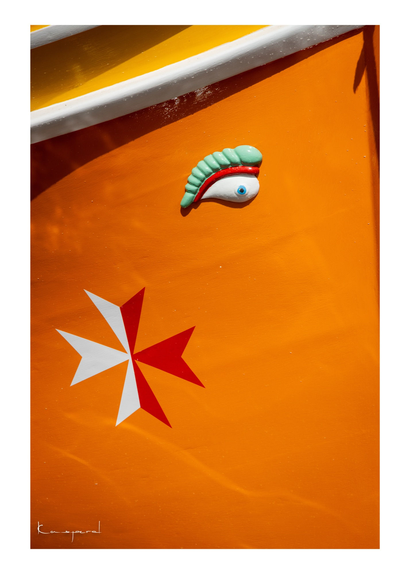 Détail d'une barque traditionnelle Maltaise de couleur orange et marquée de l'oeil protecteur d'Osiris