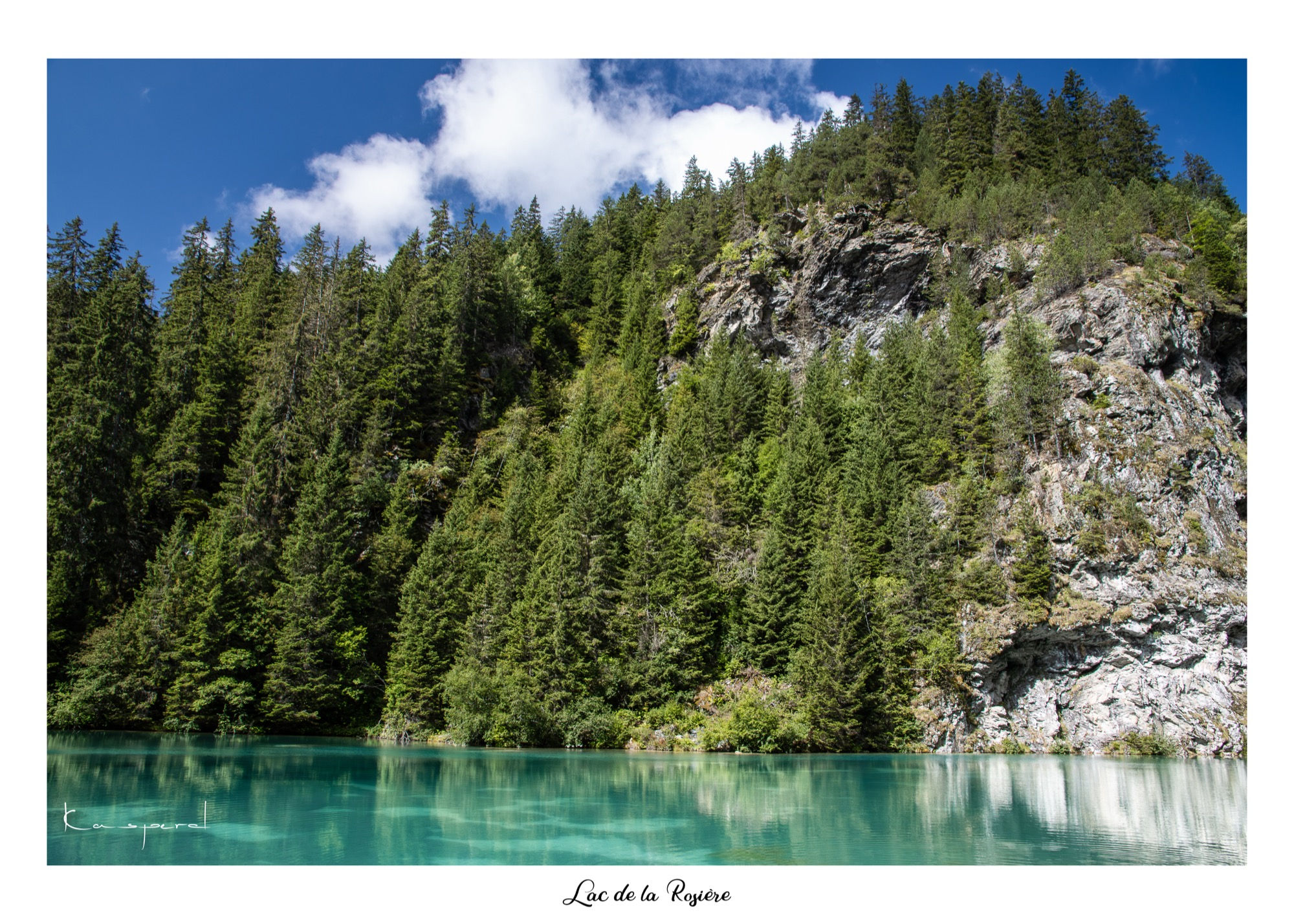 Lac de la Rosière entouré de sapins à Courchevel, au cœur d’un paysage naturel verdoyant des Alpes en été.