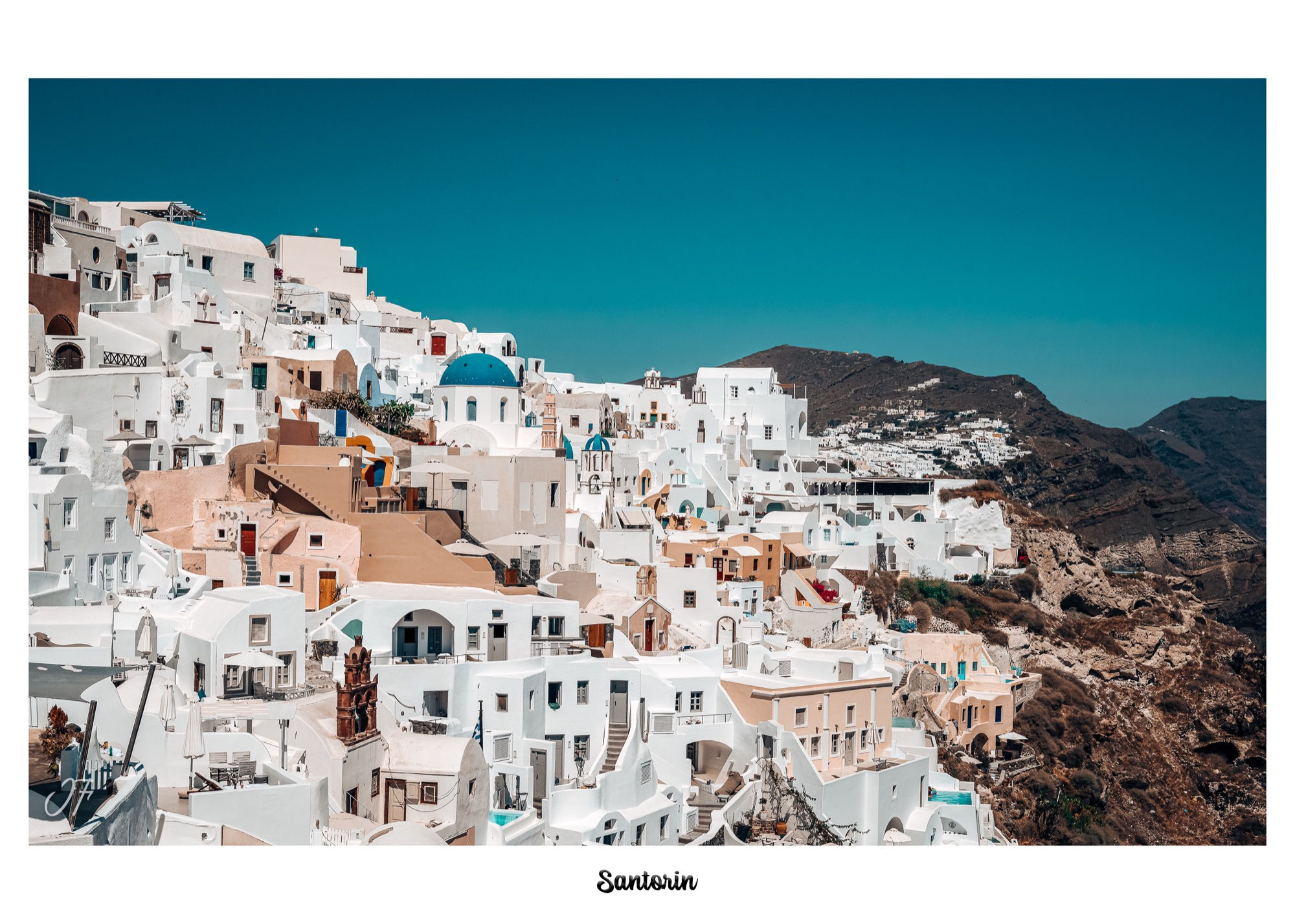 Village perché de Oia sur l'île de Santorin