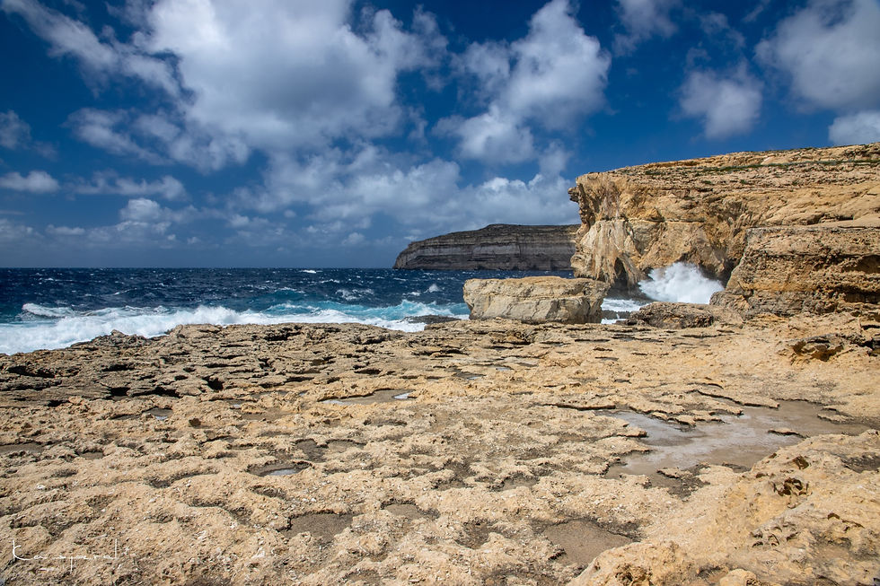 Miniature : Paysage lunaire de roche calcaire parsemé de trous d'eau en bord de Méditerranée à Gozo