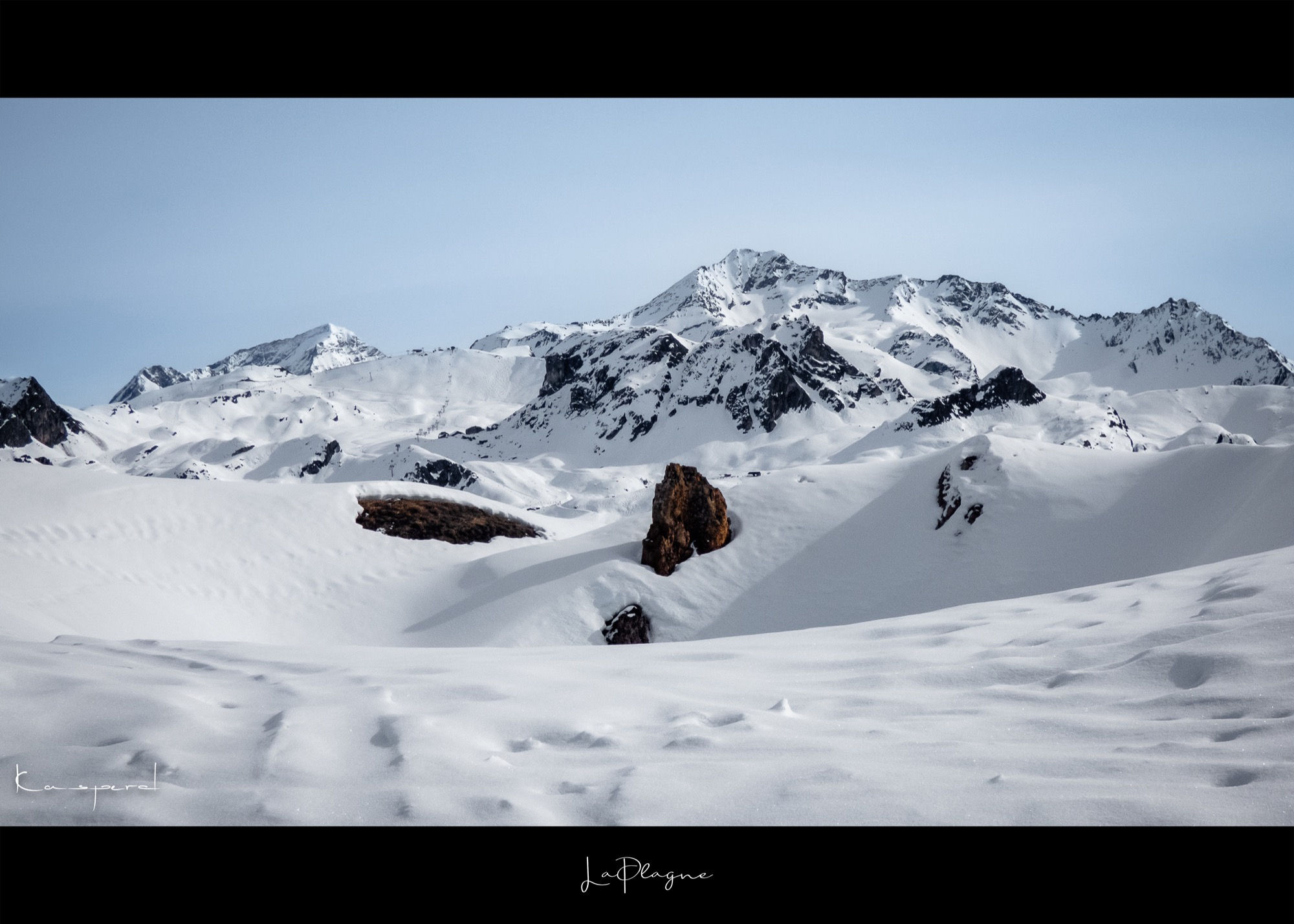 Etendue de neige immaculée face à un sommet des Alpes à la Plagne