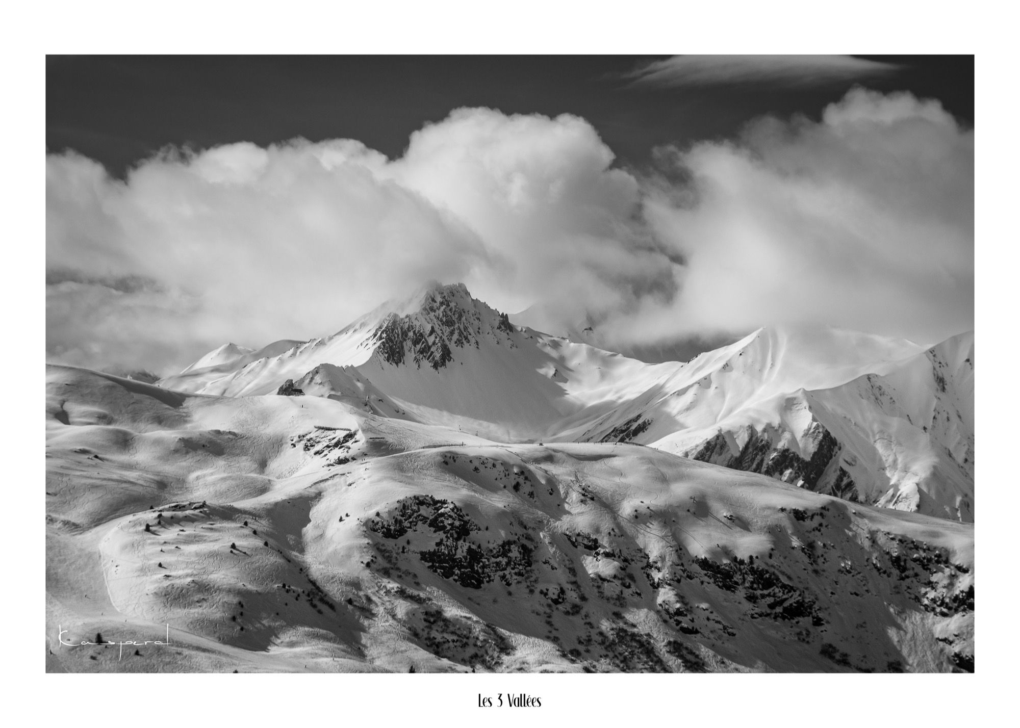 Nuages imposants accrochés au sommet d'une montagne à Méribel en Savoie