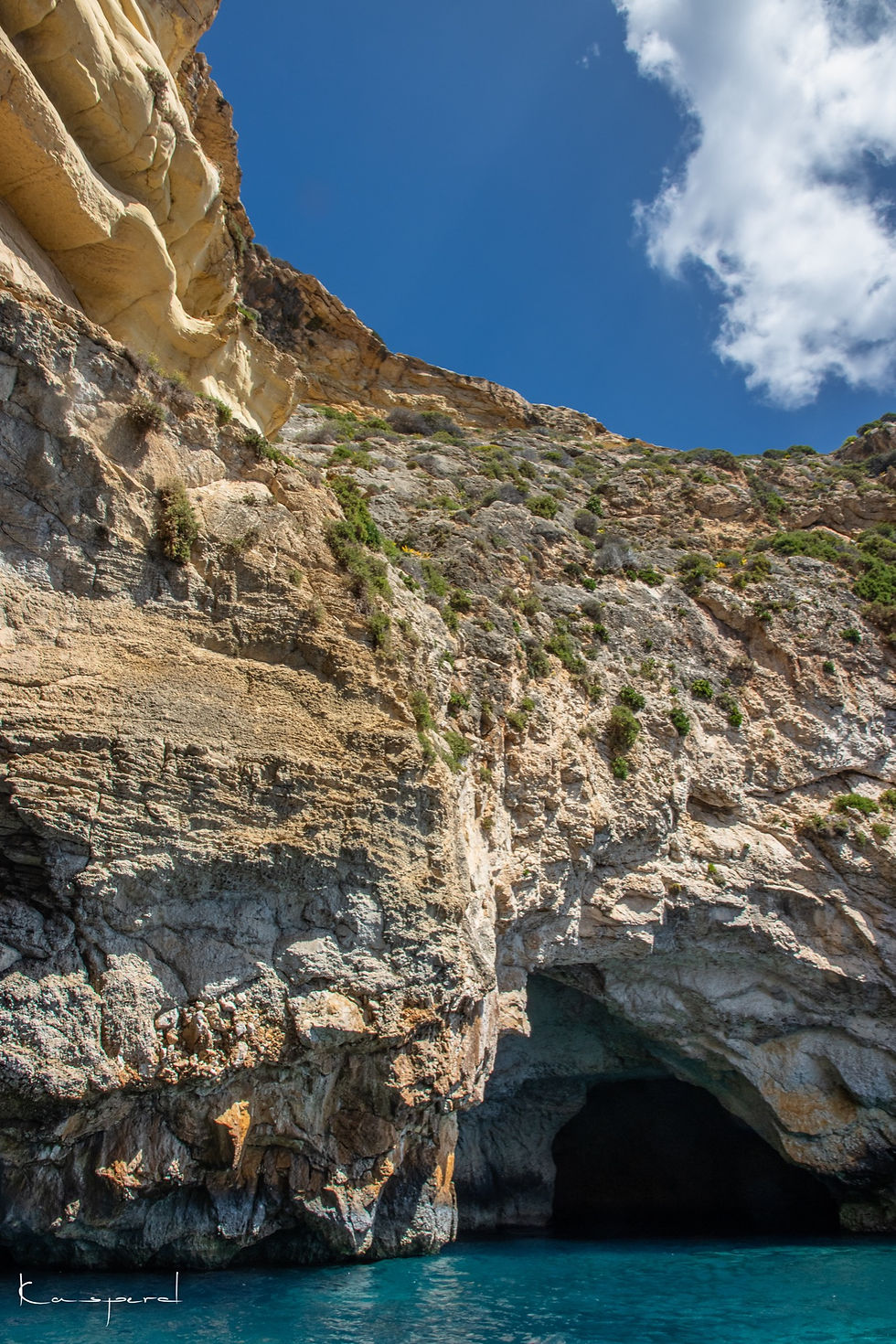 Miniature : Superbe falaise de calcaire creusée de grottes sous-marine aux eaux claires à Malte