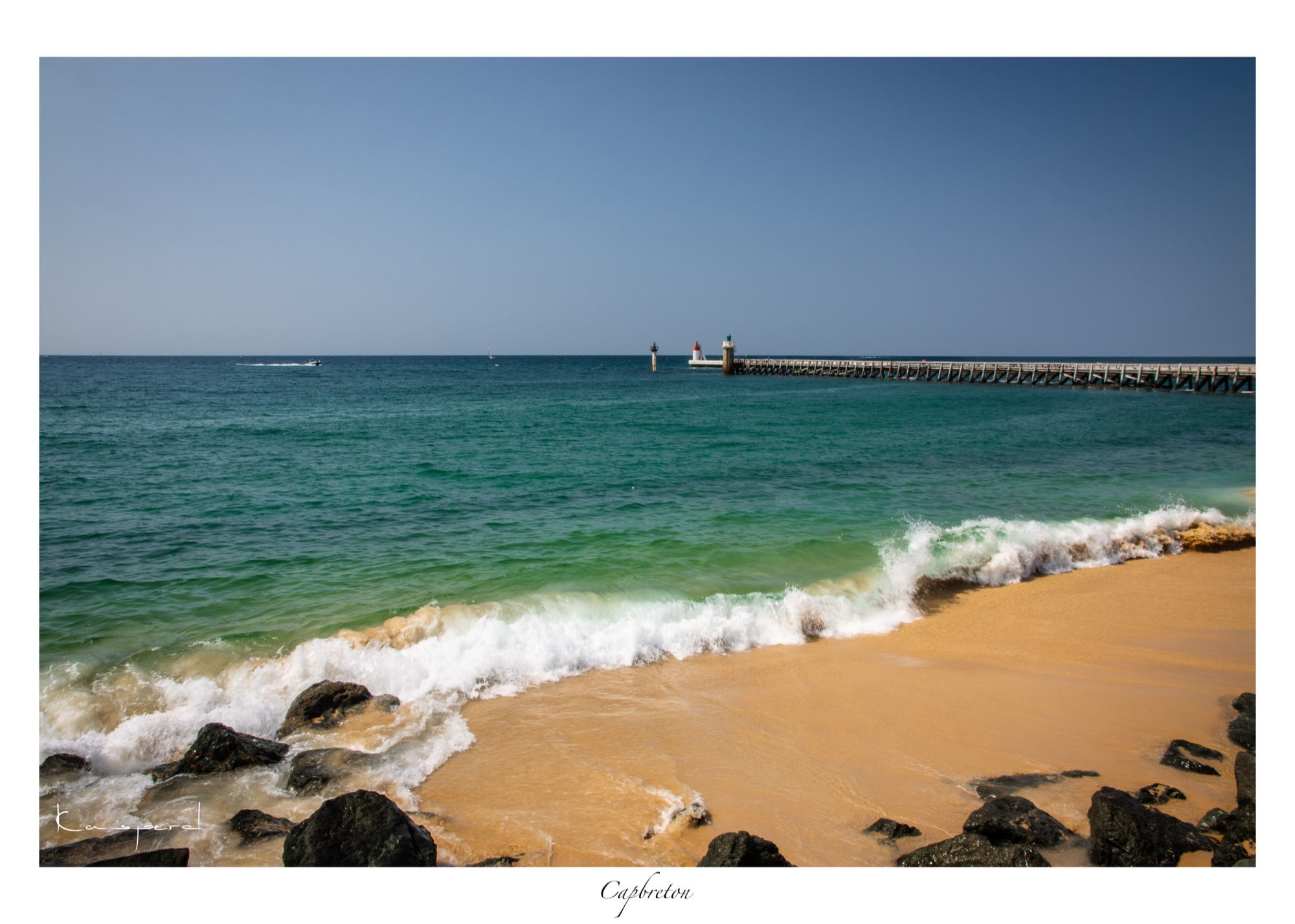 Plage de Capbreton avec l’Estacade qui s’avance dans l’océan Atlantique.