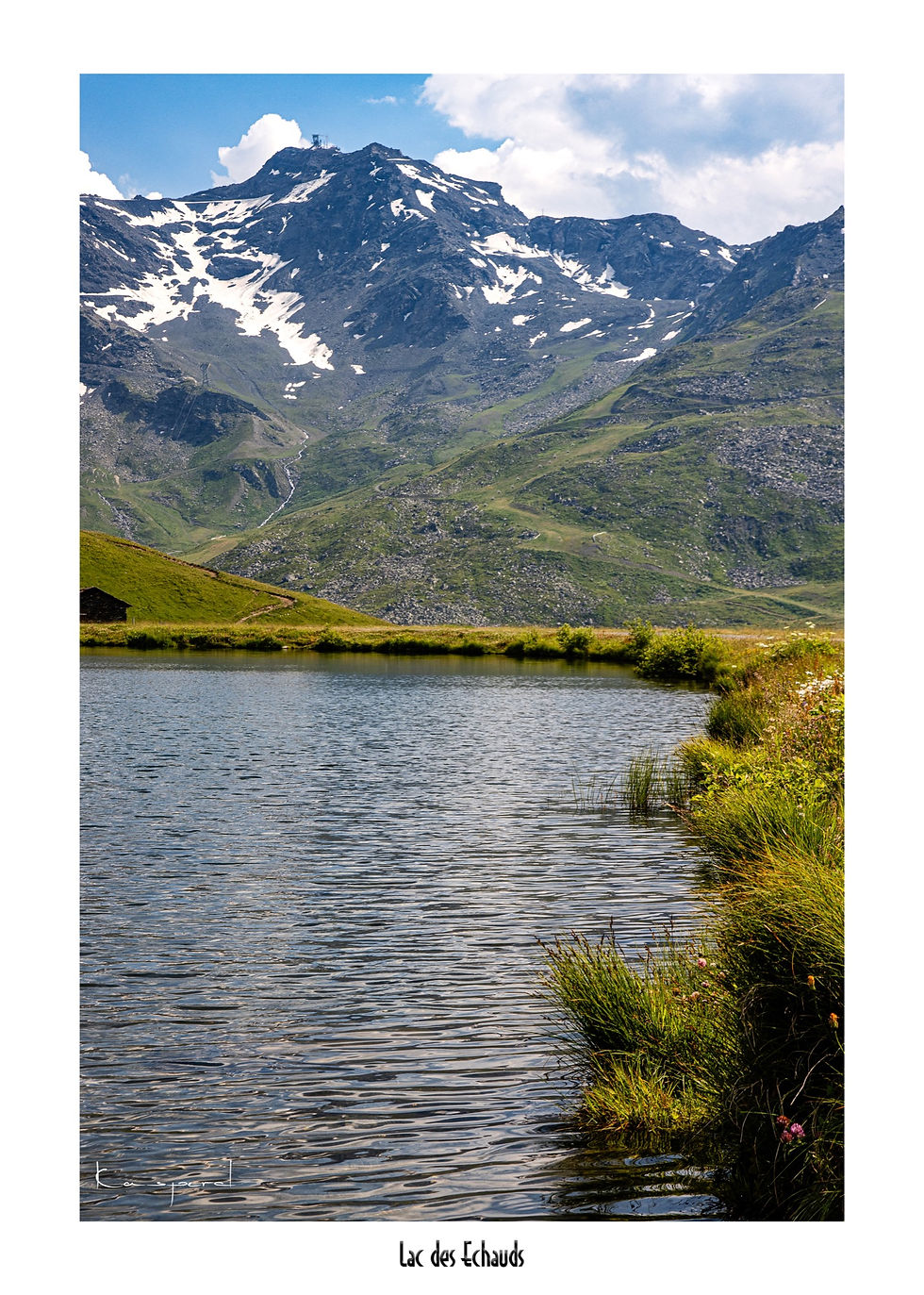 Lac de montagne face à la Cime Caron, haut sommet de Val thorens.